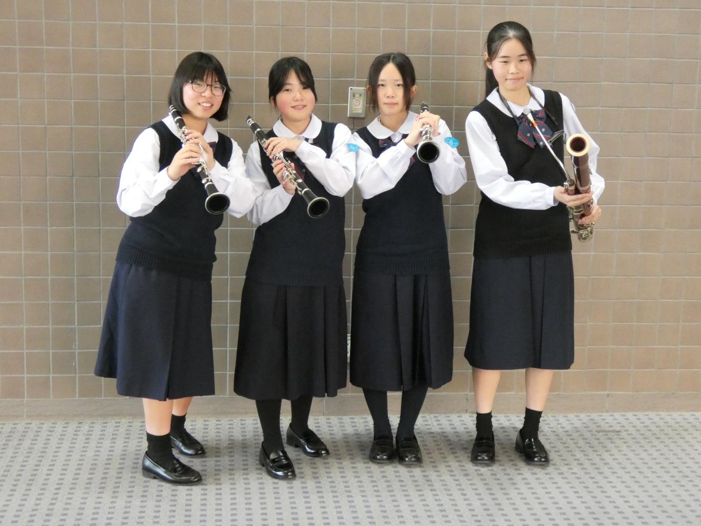 ３
