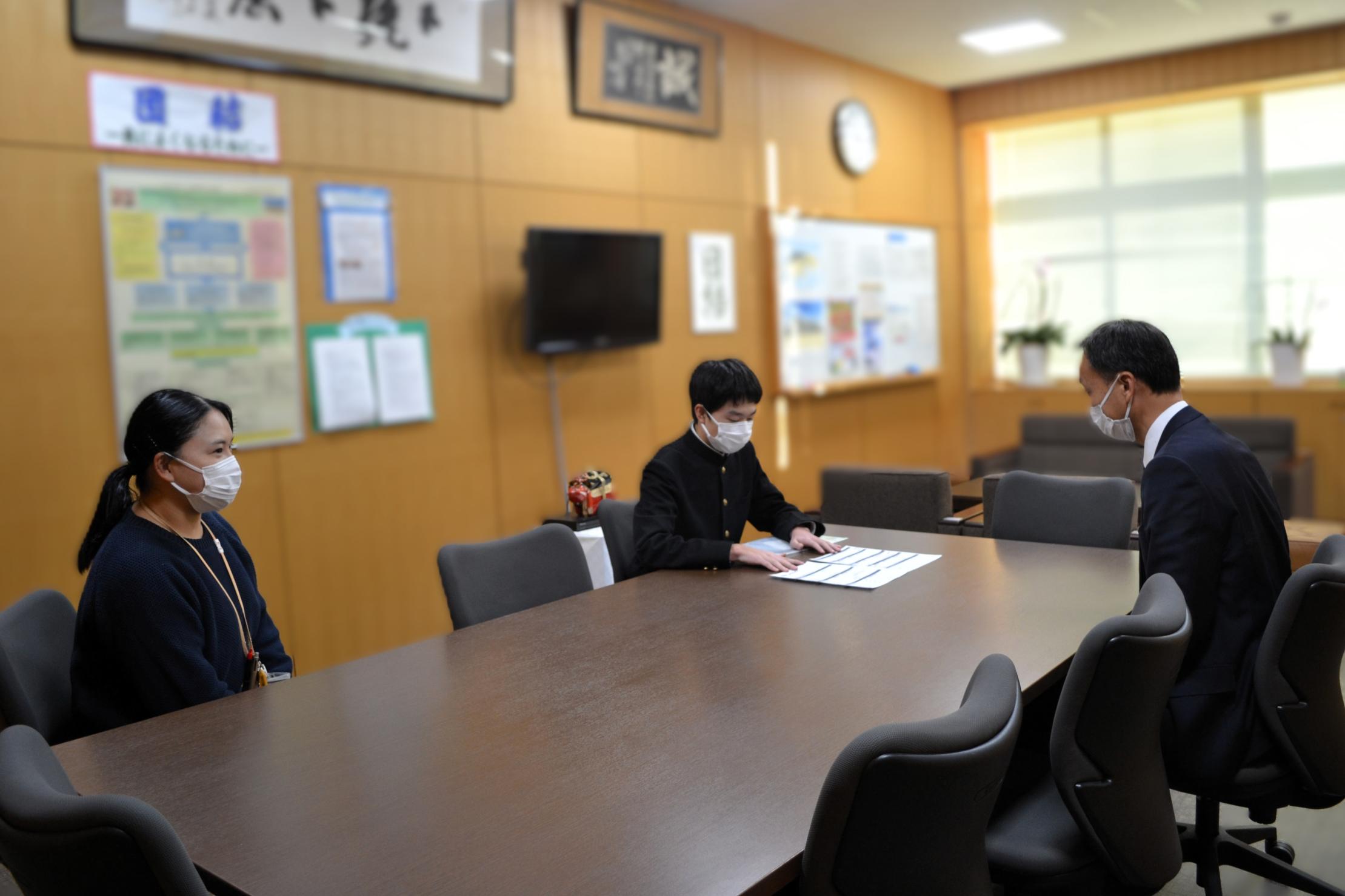 01 広報委員会の委員長さんが来室しました