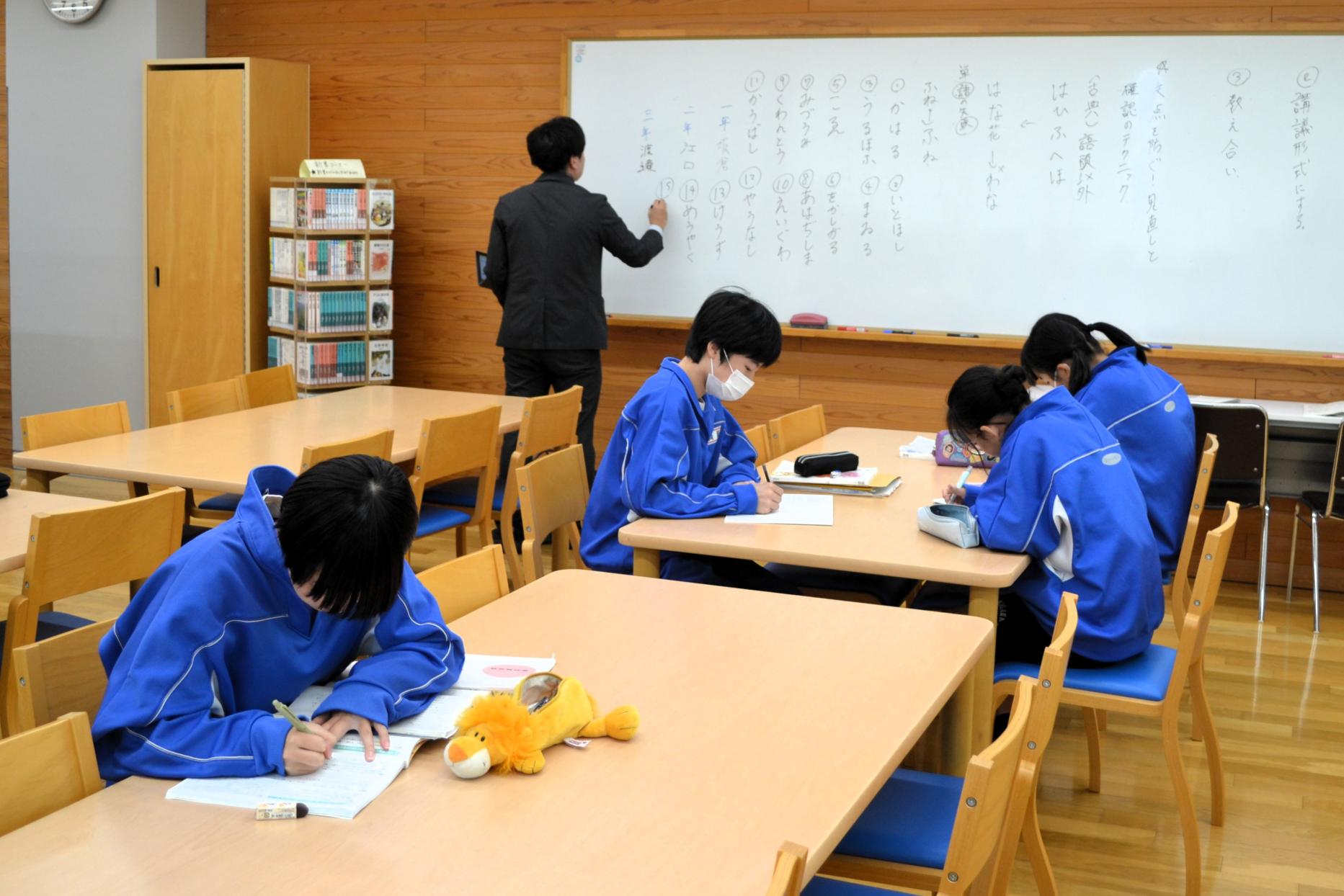 03 図書室では国語の学習