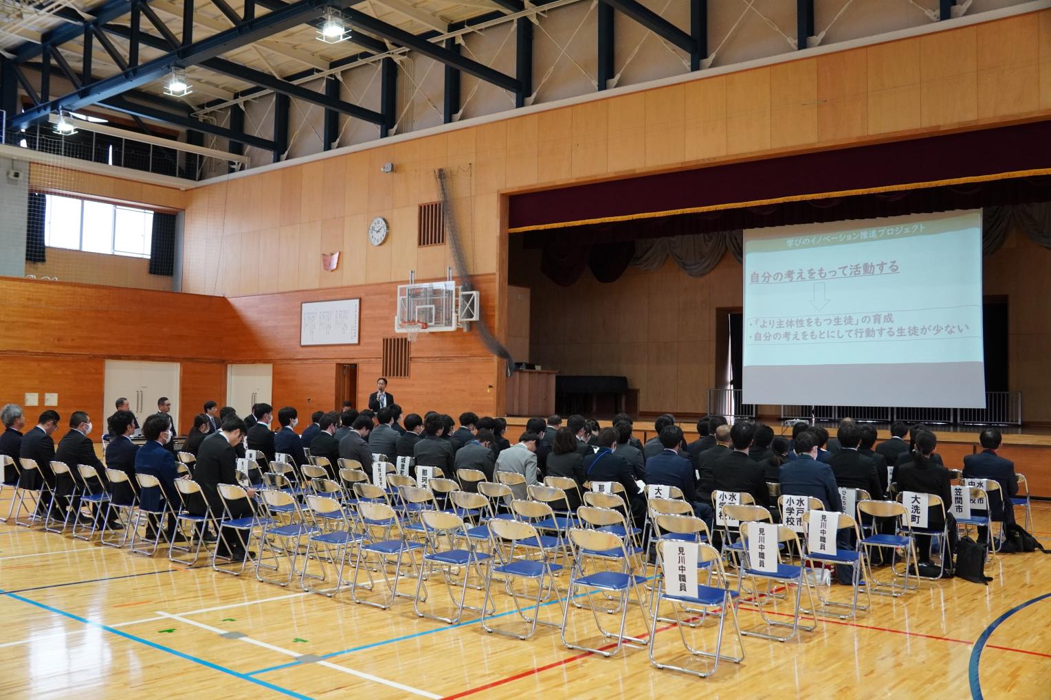 01 開会行事は県内の先生方と