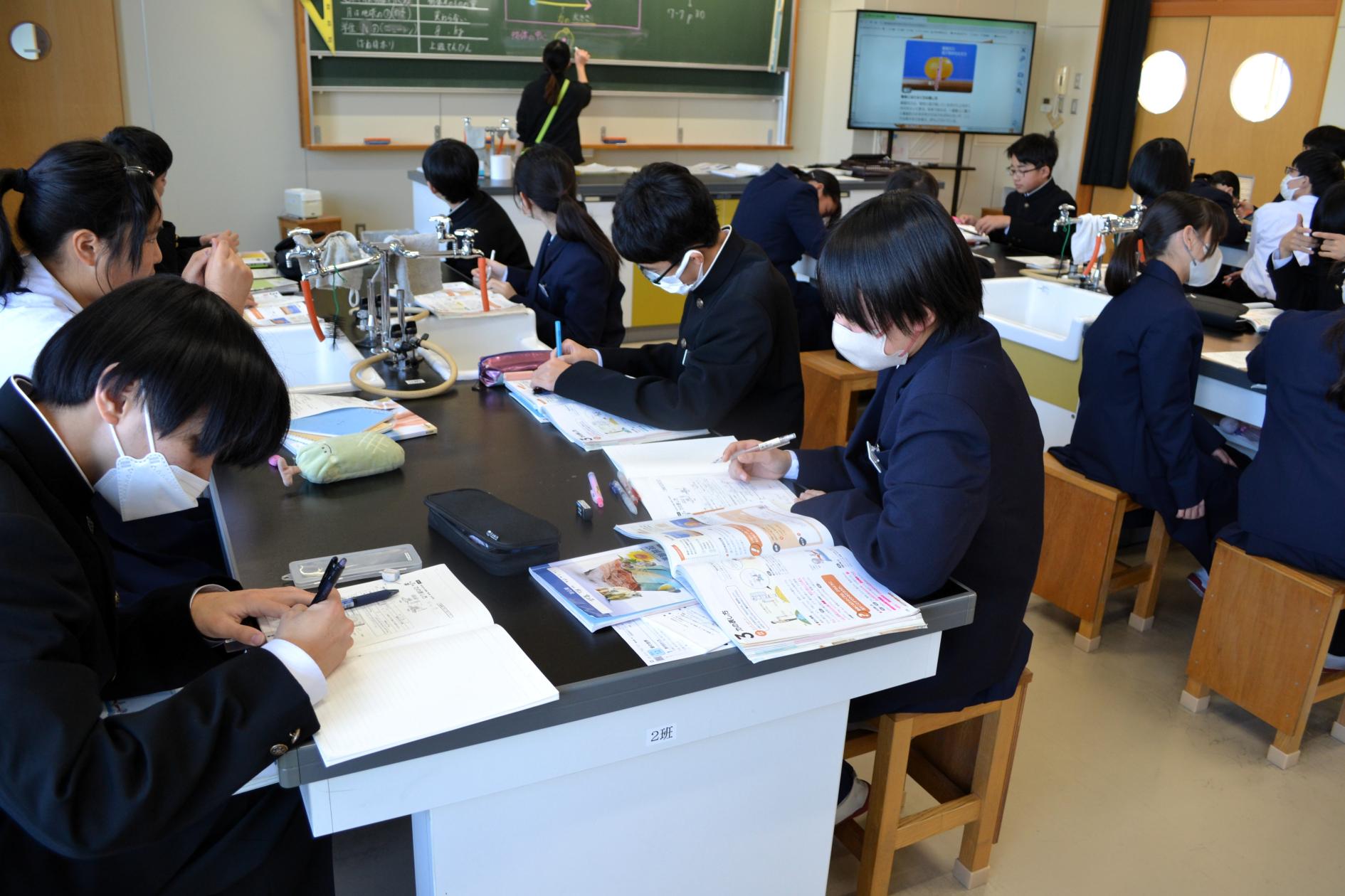 02 先生の話をぐんぐんメモします