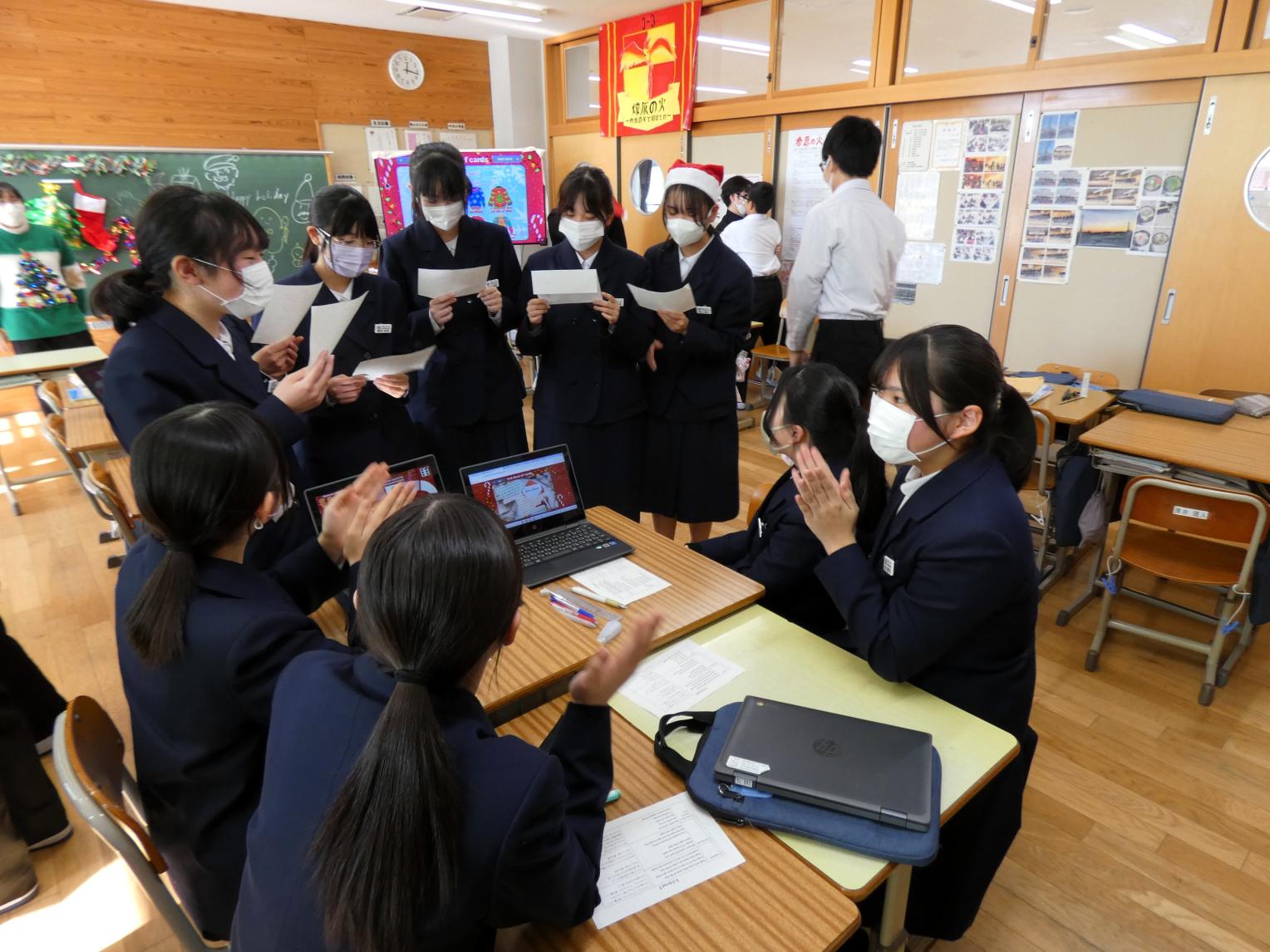 03 3年生のクラス。クリスマスソングを歌います