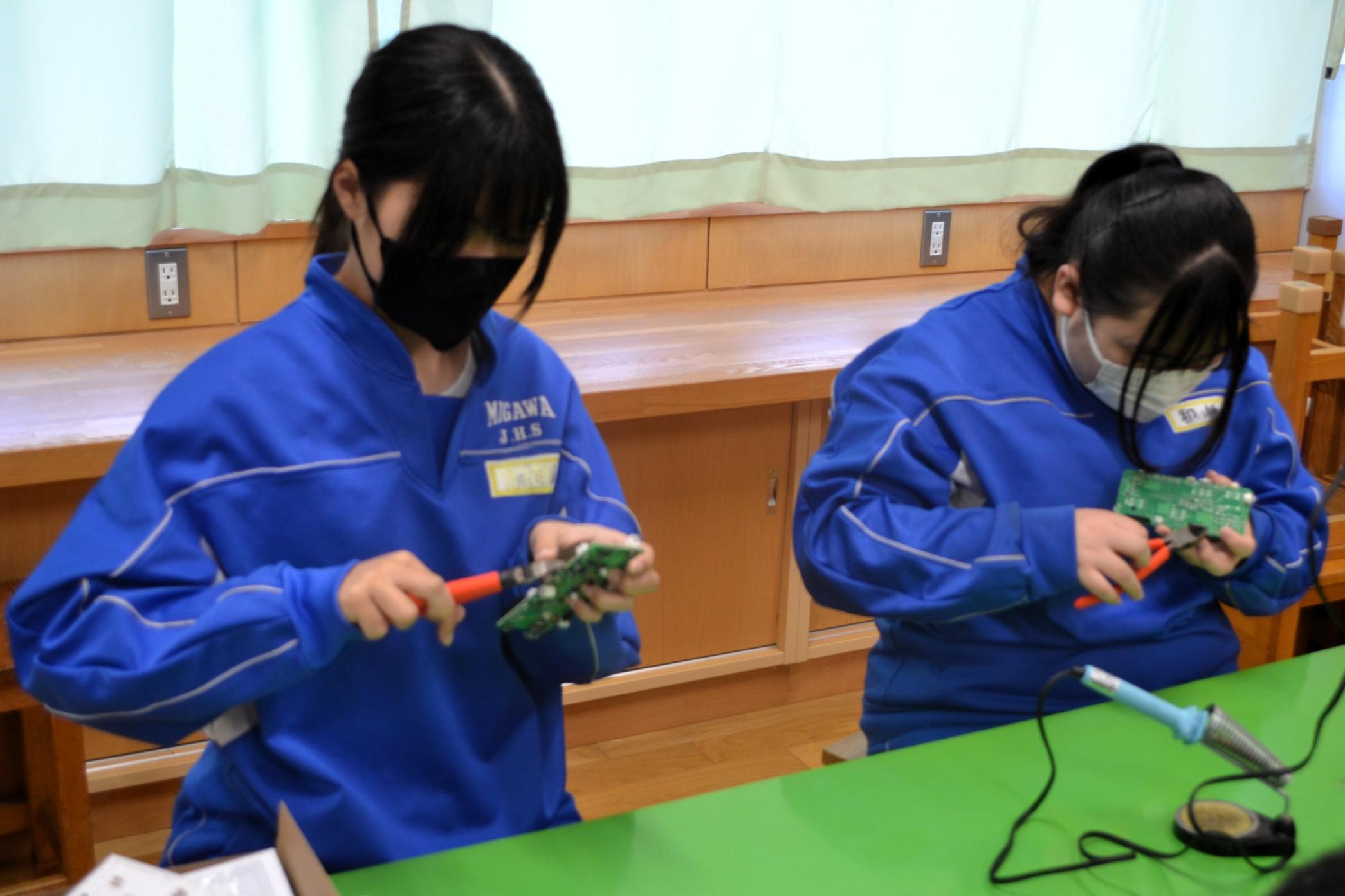 04 ペンチで整えます