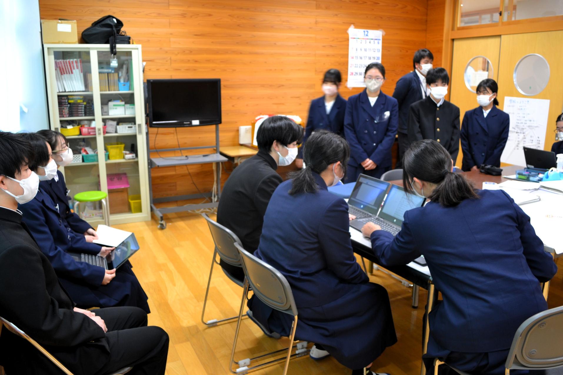 01 生徒会室から配信しています
