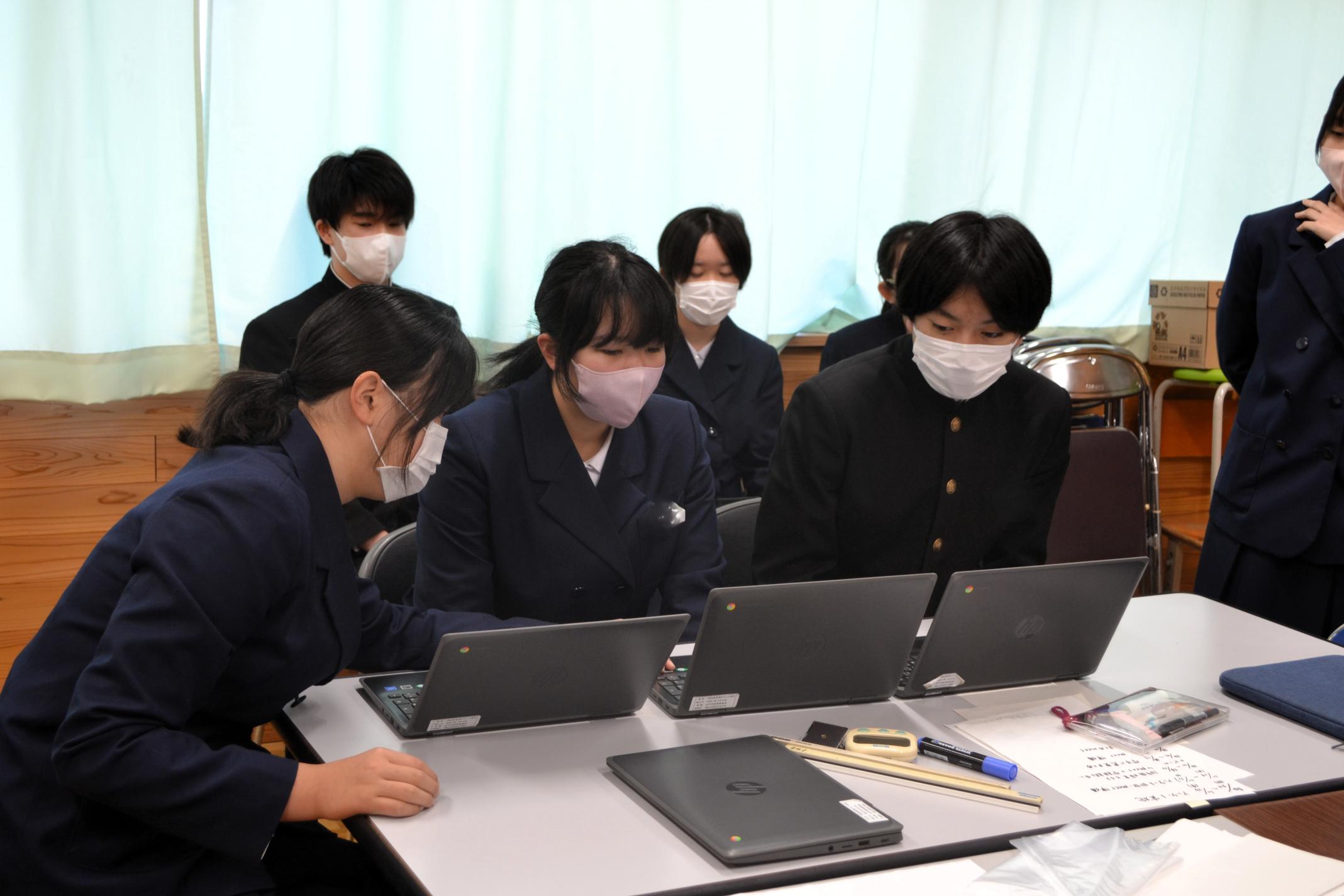 02 学年代表の生徒がまとめの発表をしました