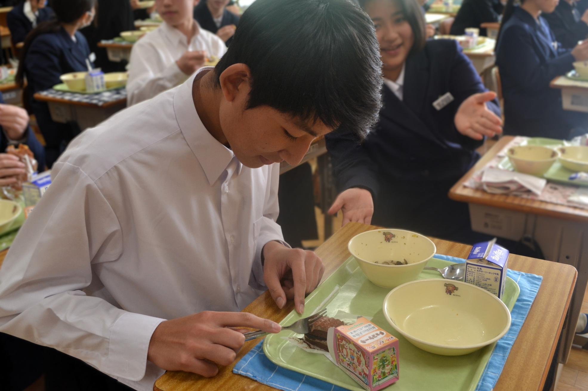 06 冬休み前最後の給食はケーキが出ました