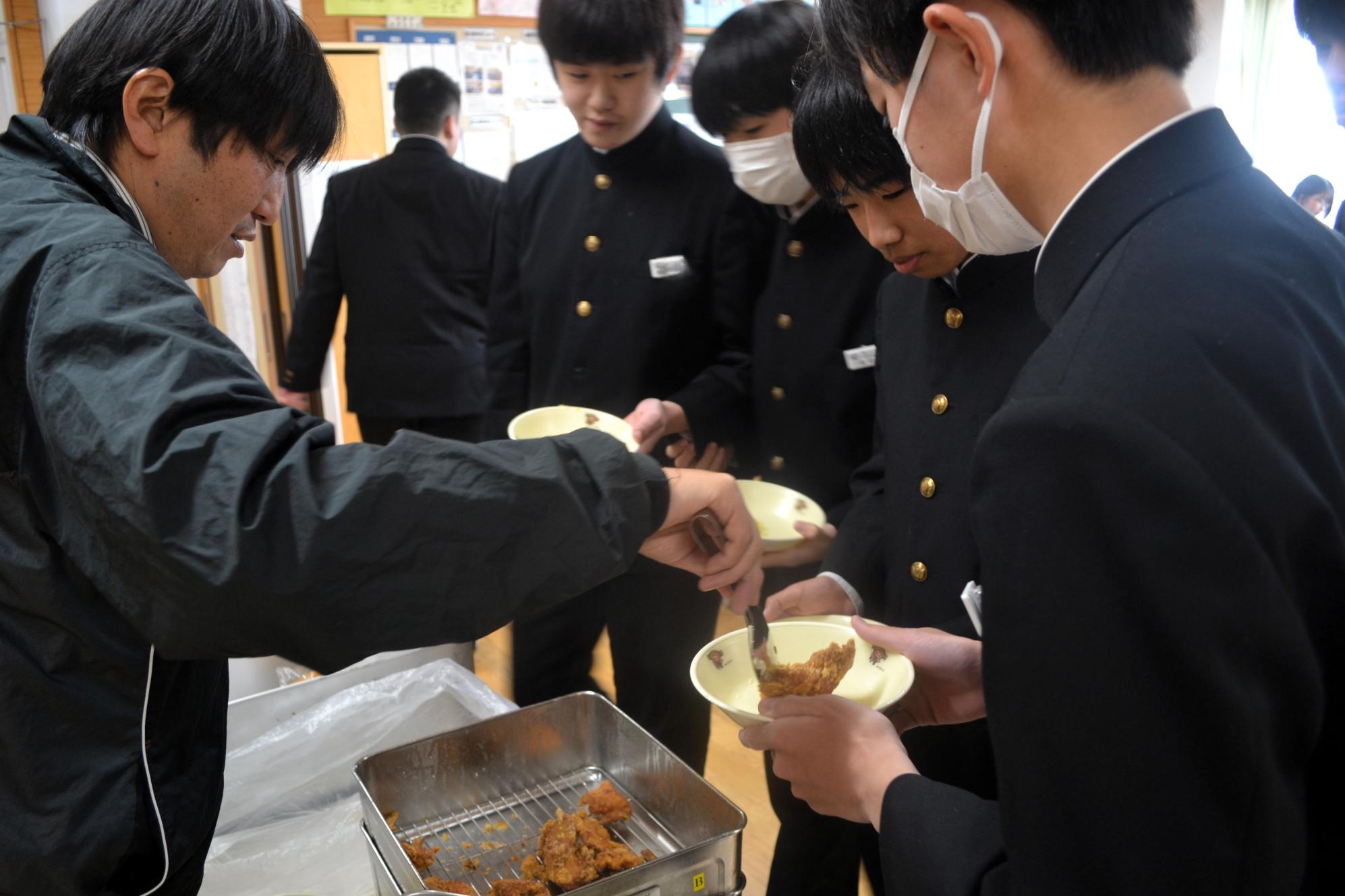 08 チキンのおかわりは大人気でした 08 チキンのおかわりは大人気でした