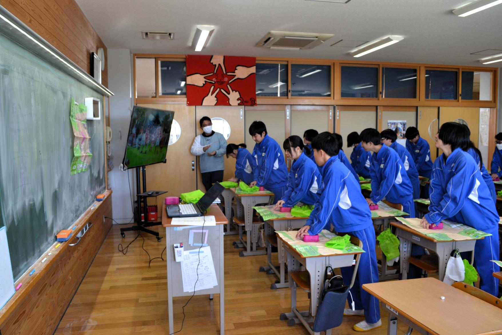01 リズムよく心臓マッサージをします