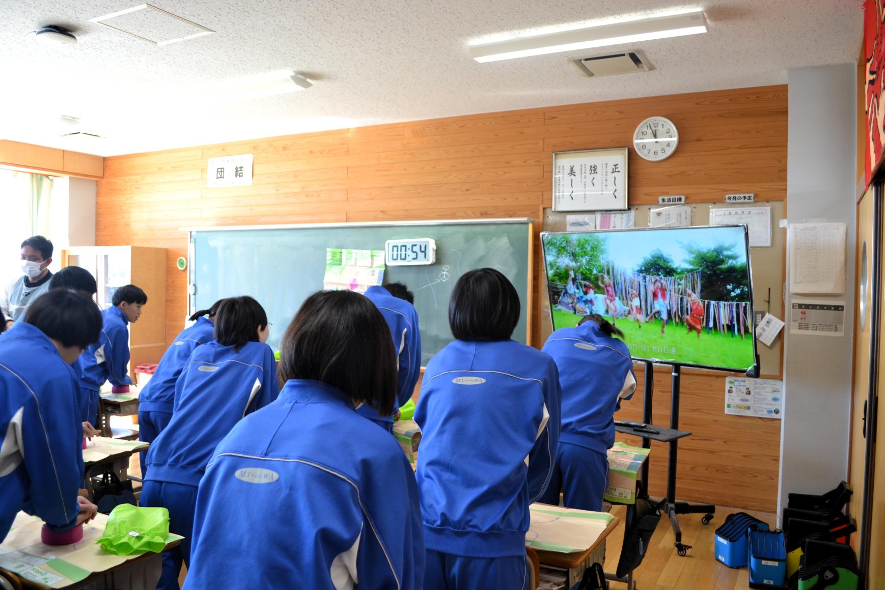 03 モニターから流れてくる音楽のテンポに合わせて