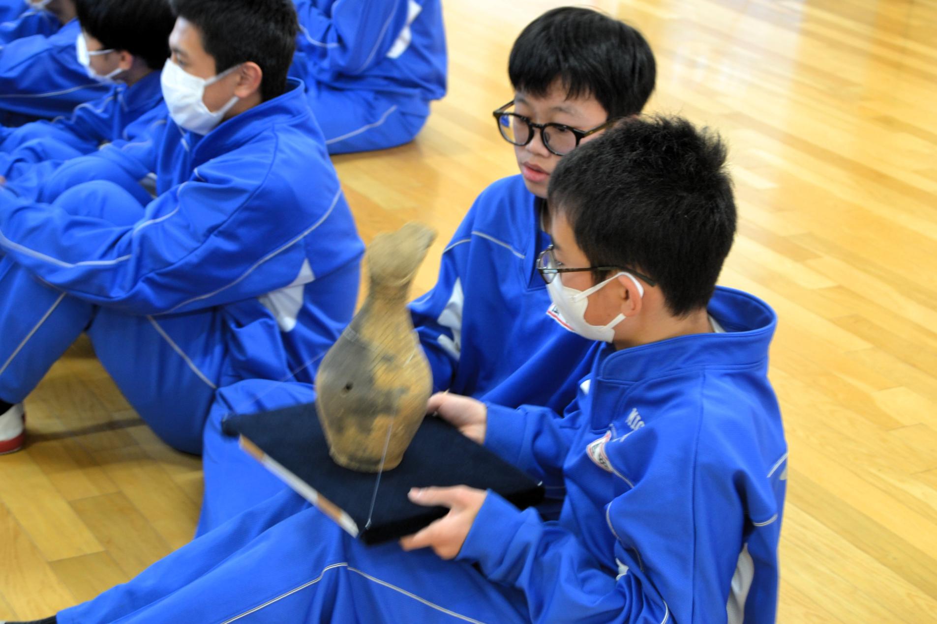03 実物に触れながらお話をきくことができました 03 実物に触れながらお話をきくことができました