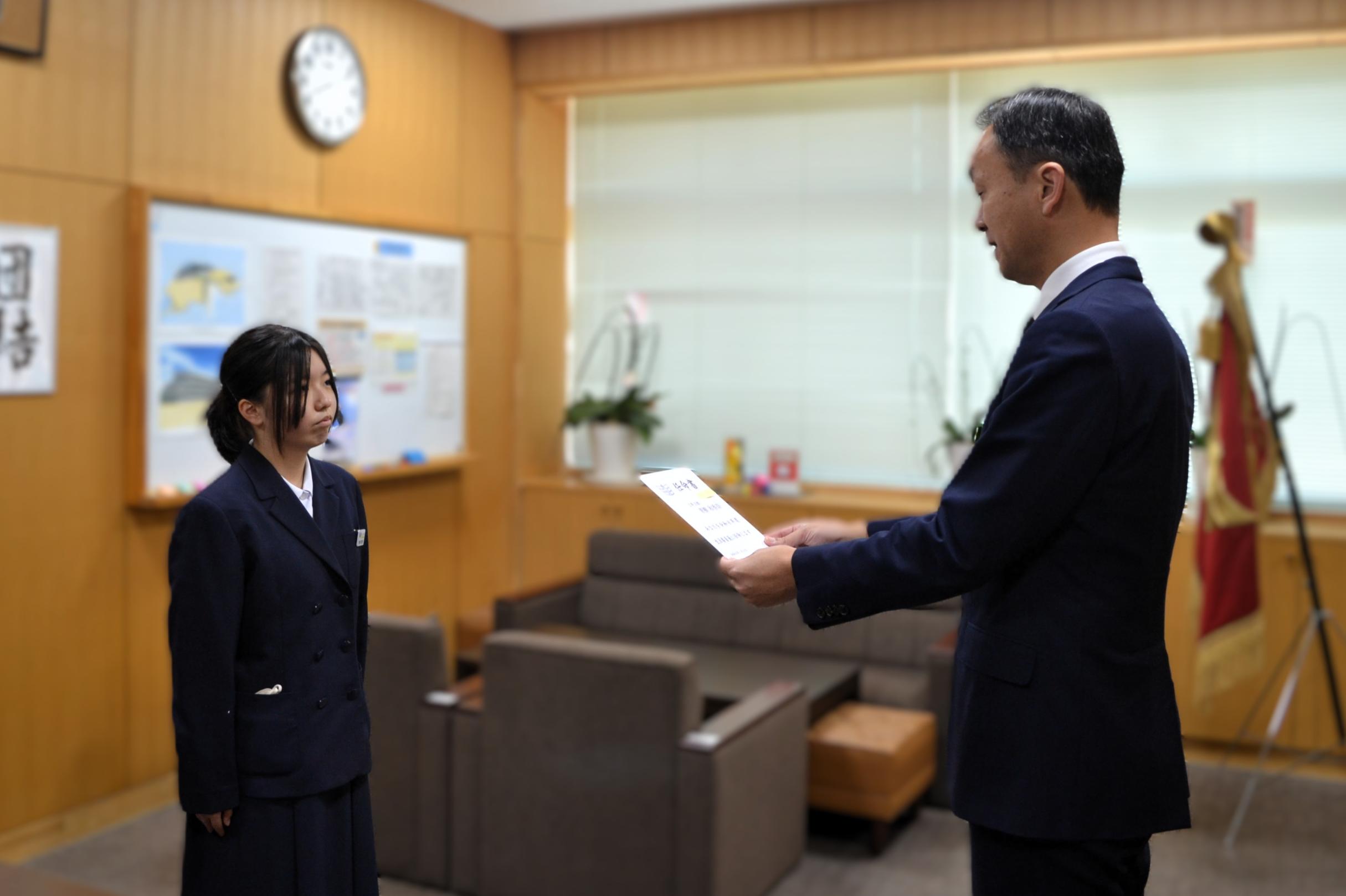 01 新委員長に任命証を手渡しました
