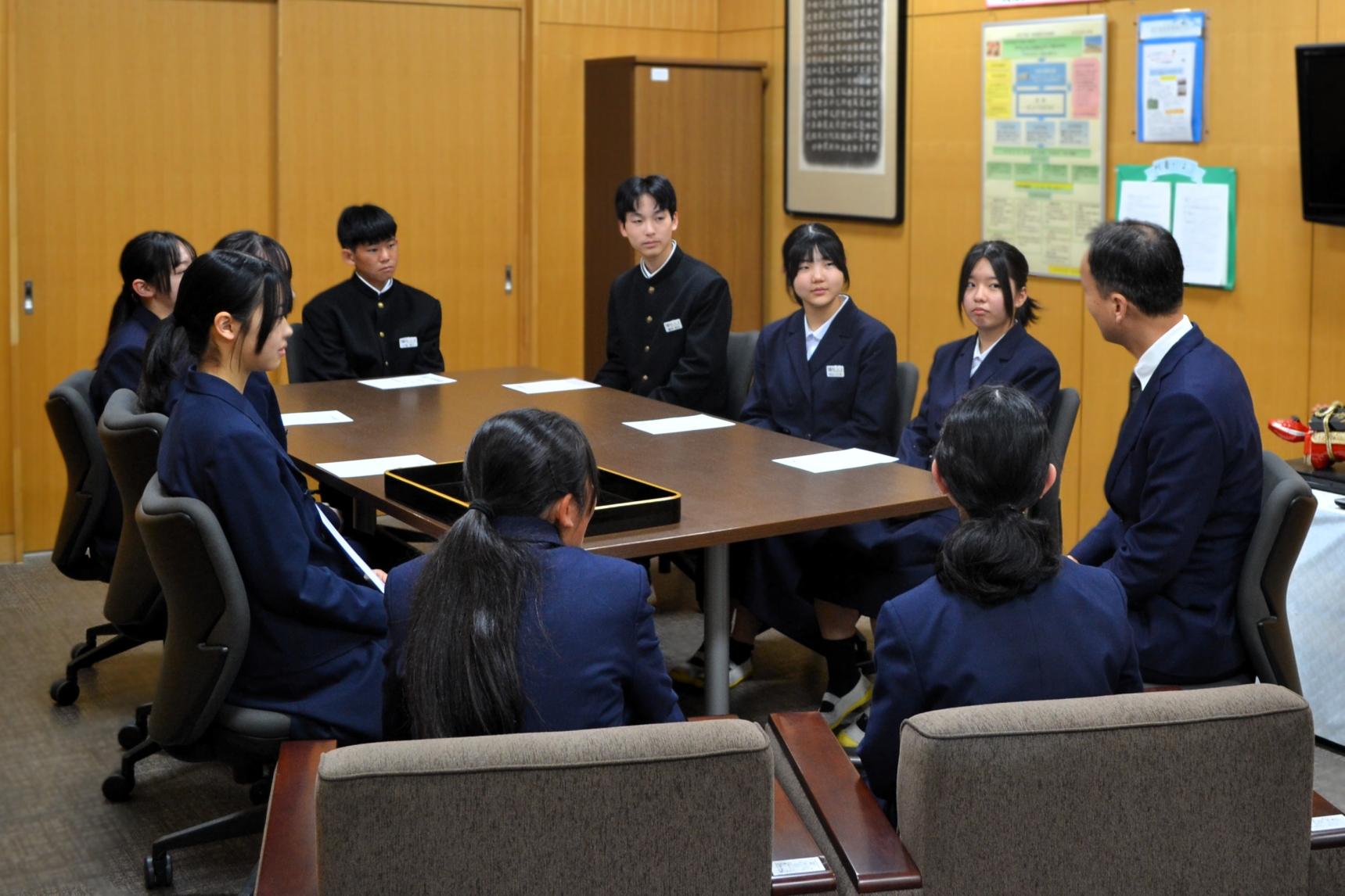03 任命式後、校長先生とお話をしました
