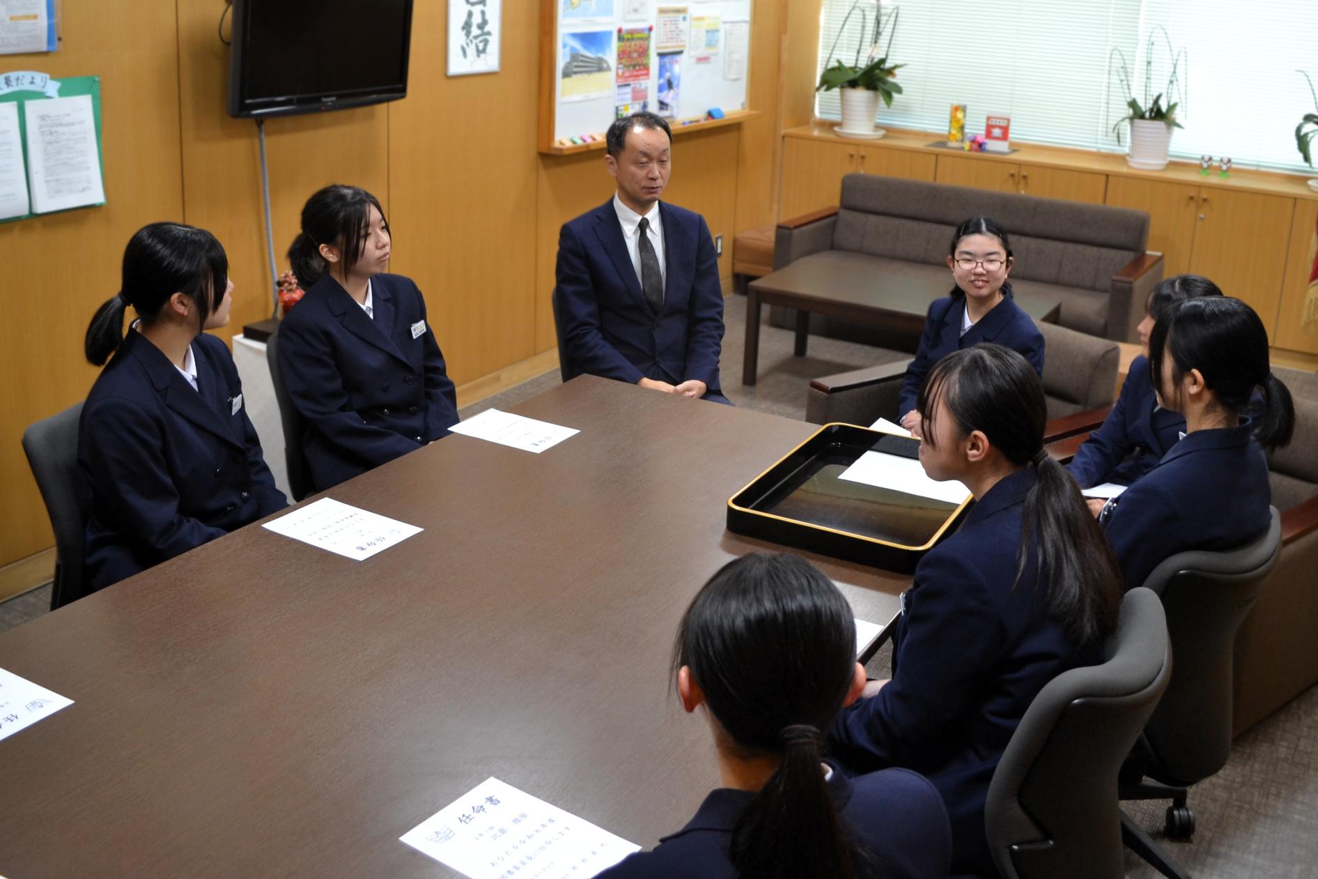 04 委員長として取り組んでみたいことを話してくれました