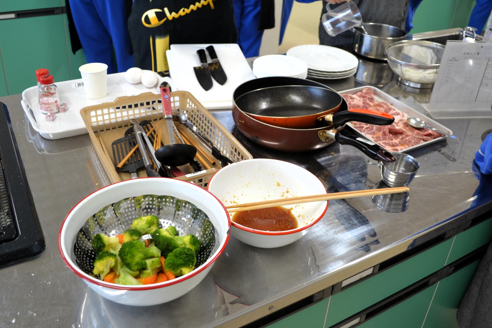 01 メニューは生姜焼き、温野菜と卵のスープです