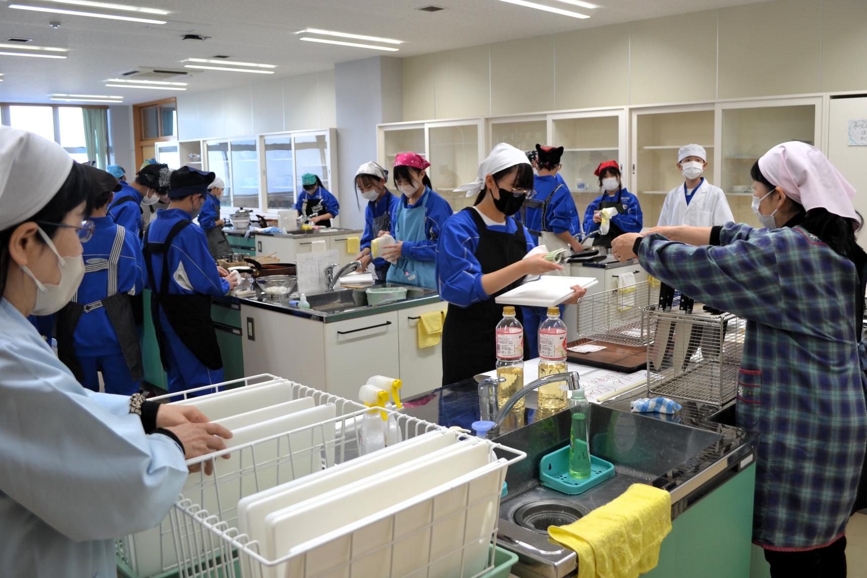 03 使い終わった包丁は、安全に先生に戻します