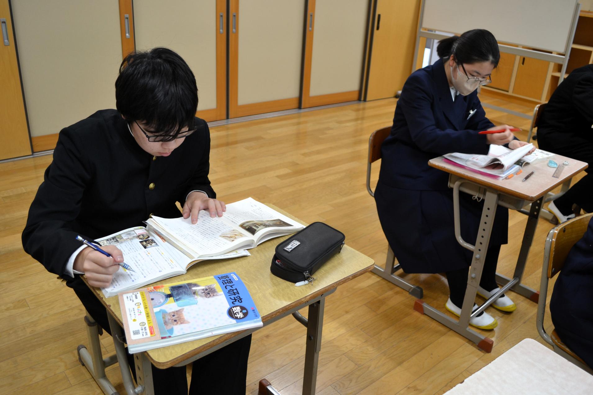 03 受験勉強用の参考書を使っている生徒もいました