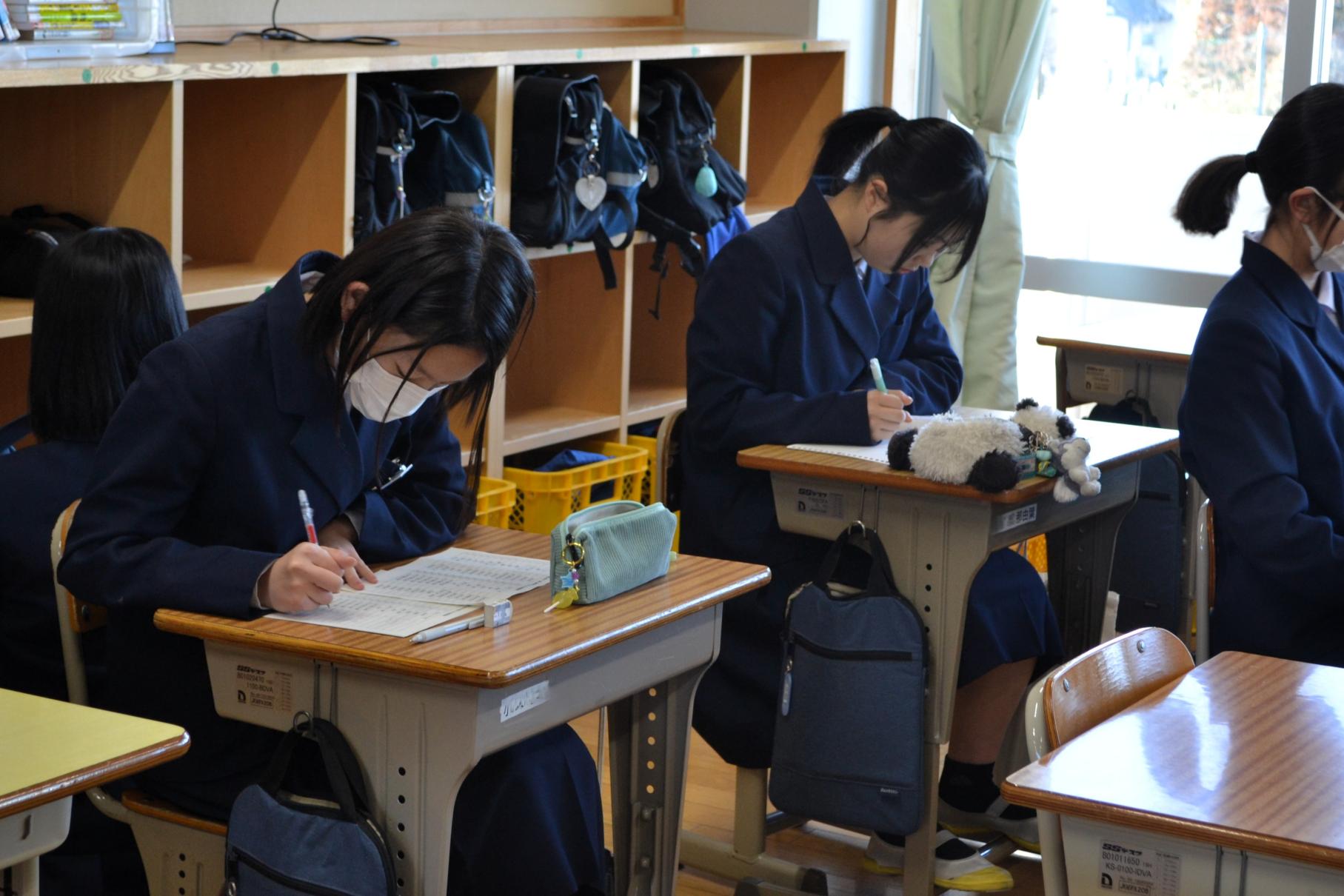 04 教室でも黙々と自習する姿が