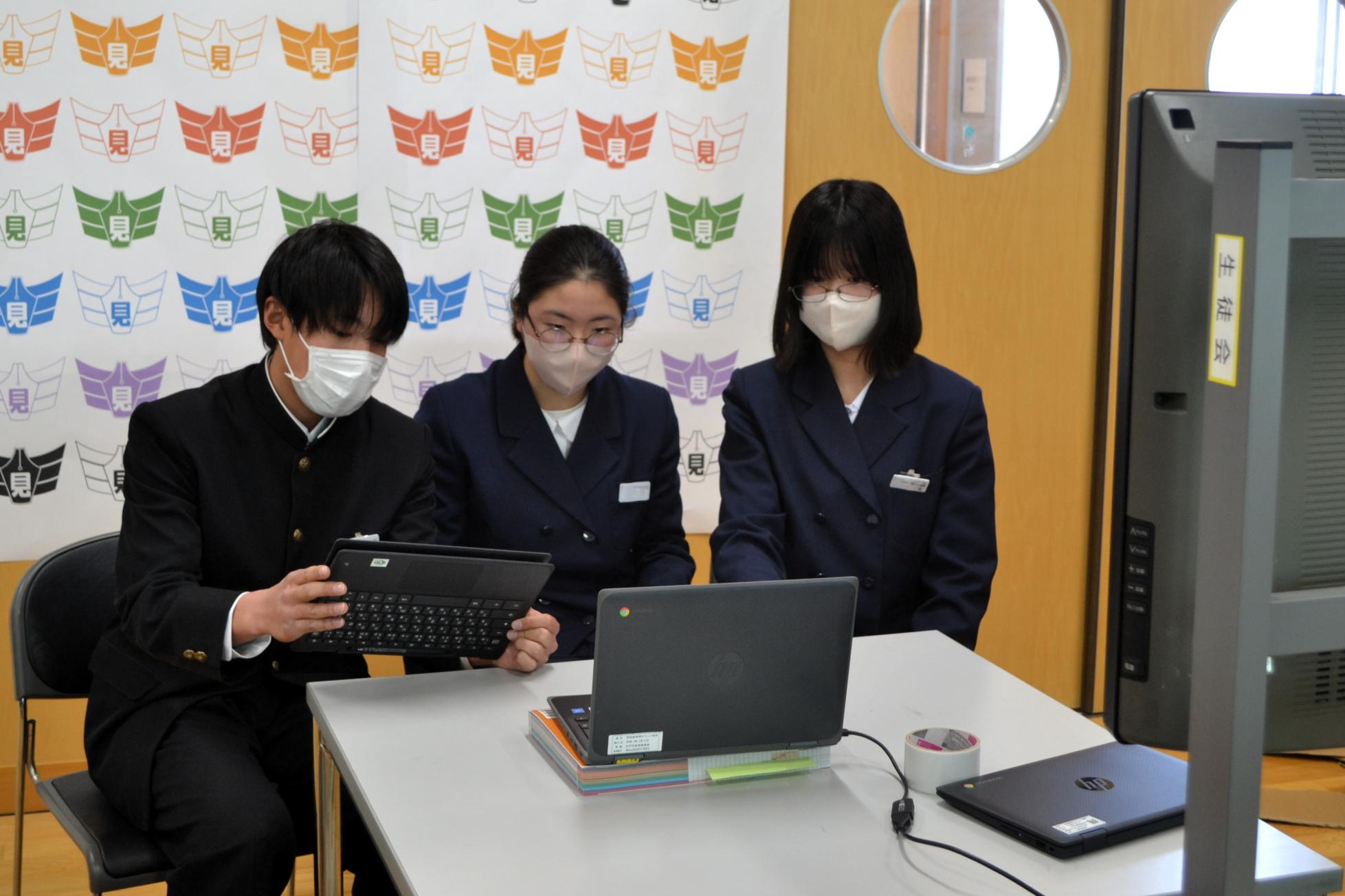 01 生徒会役員の代表者です