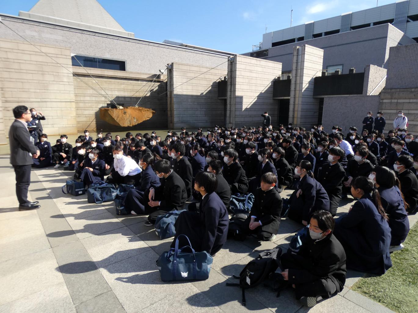 01 芸術館の方の話を聞きます