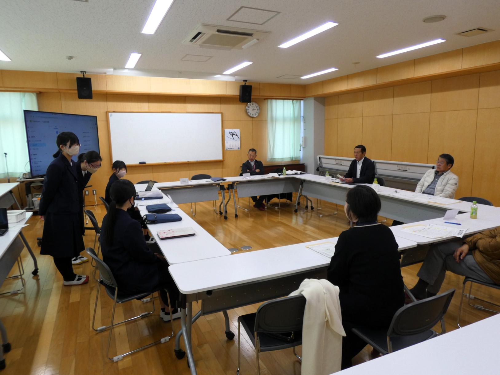 01 学校運営協議会で生徒がプレゼンをしました