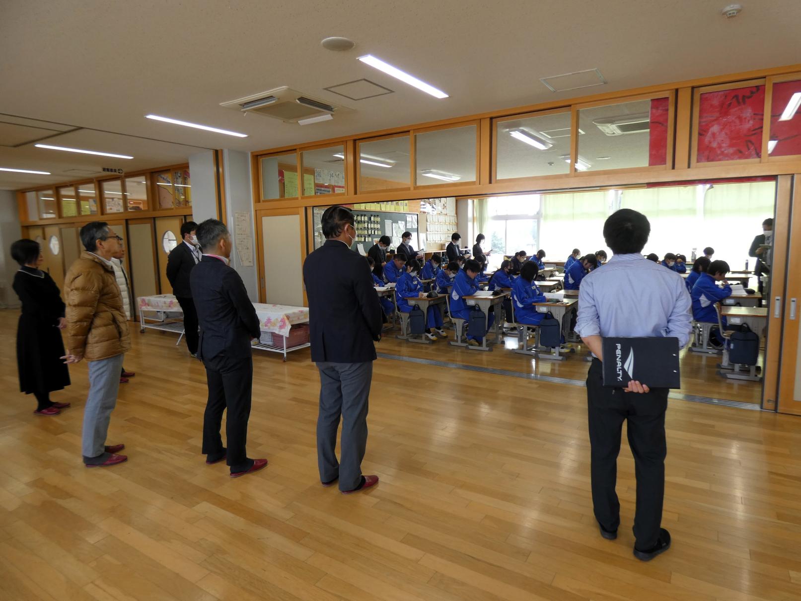 02 校内の職員だけでなく運営委員の皆様にも参観いただきました