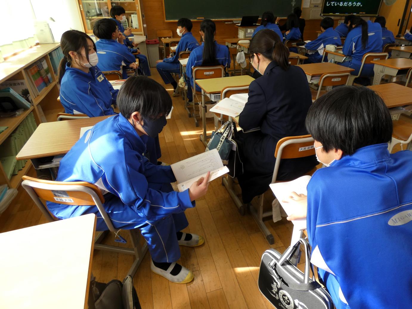 03 生徒たちは近くの友達と話し合ったり