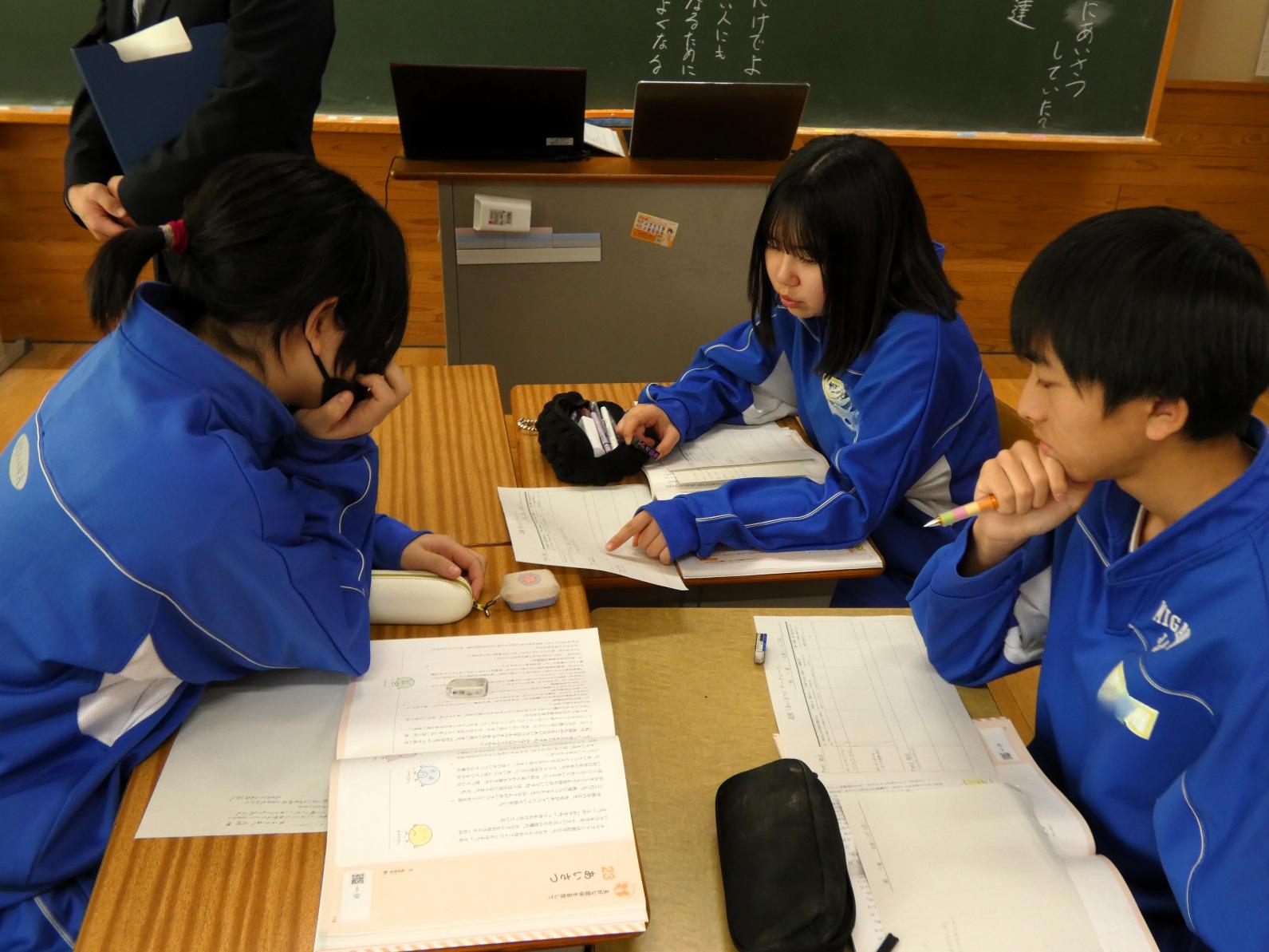 05 グループで話合い考えを深めます