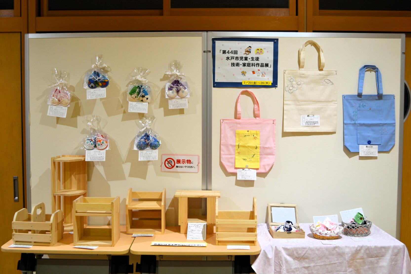 01 技術・家庭科作品展を開催しています