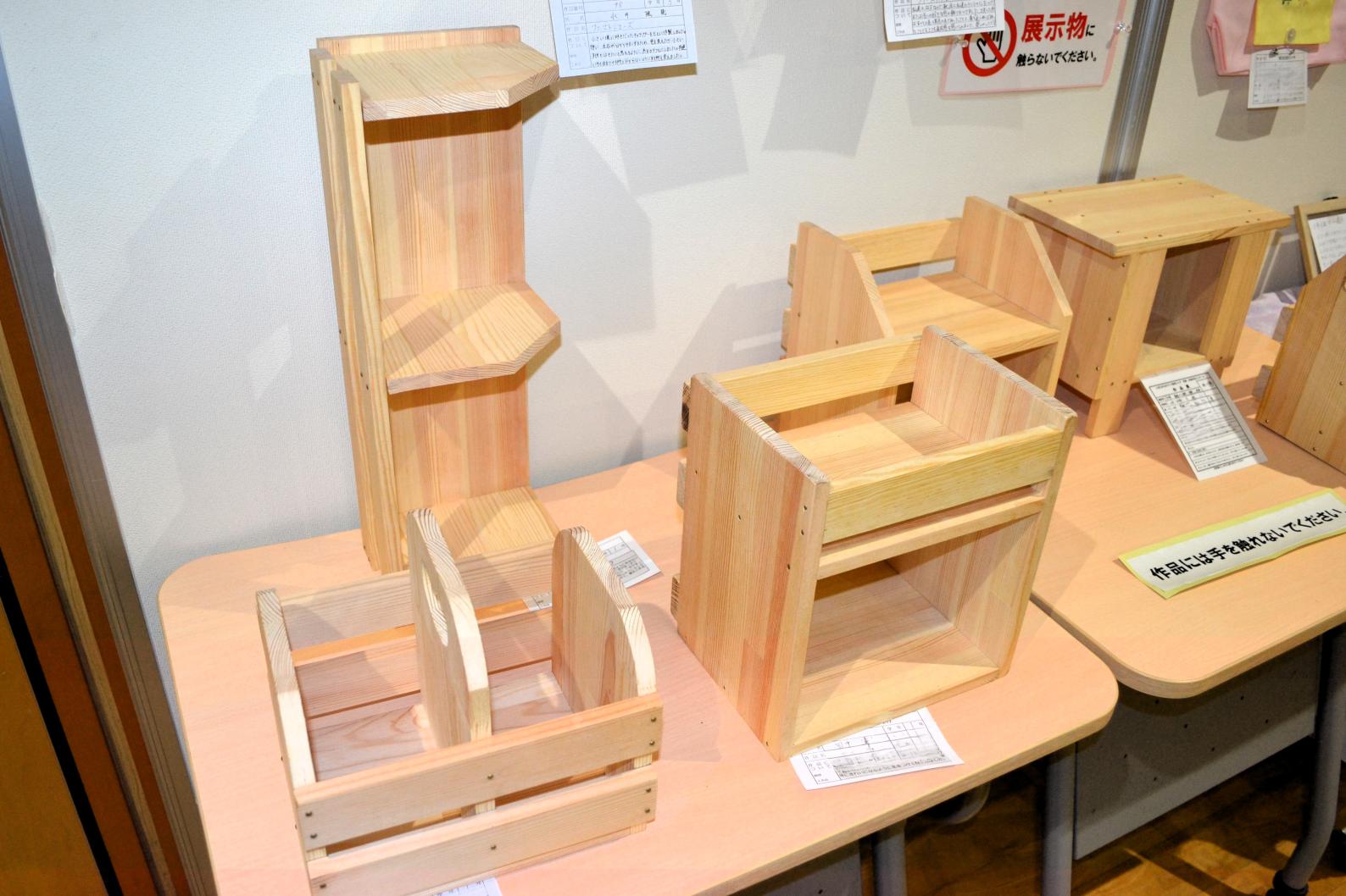 05 １年生制作の木工作品