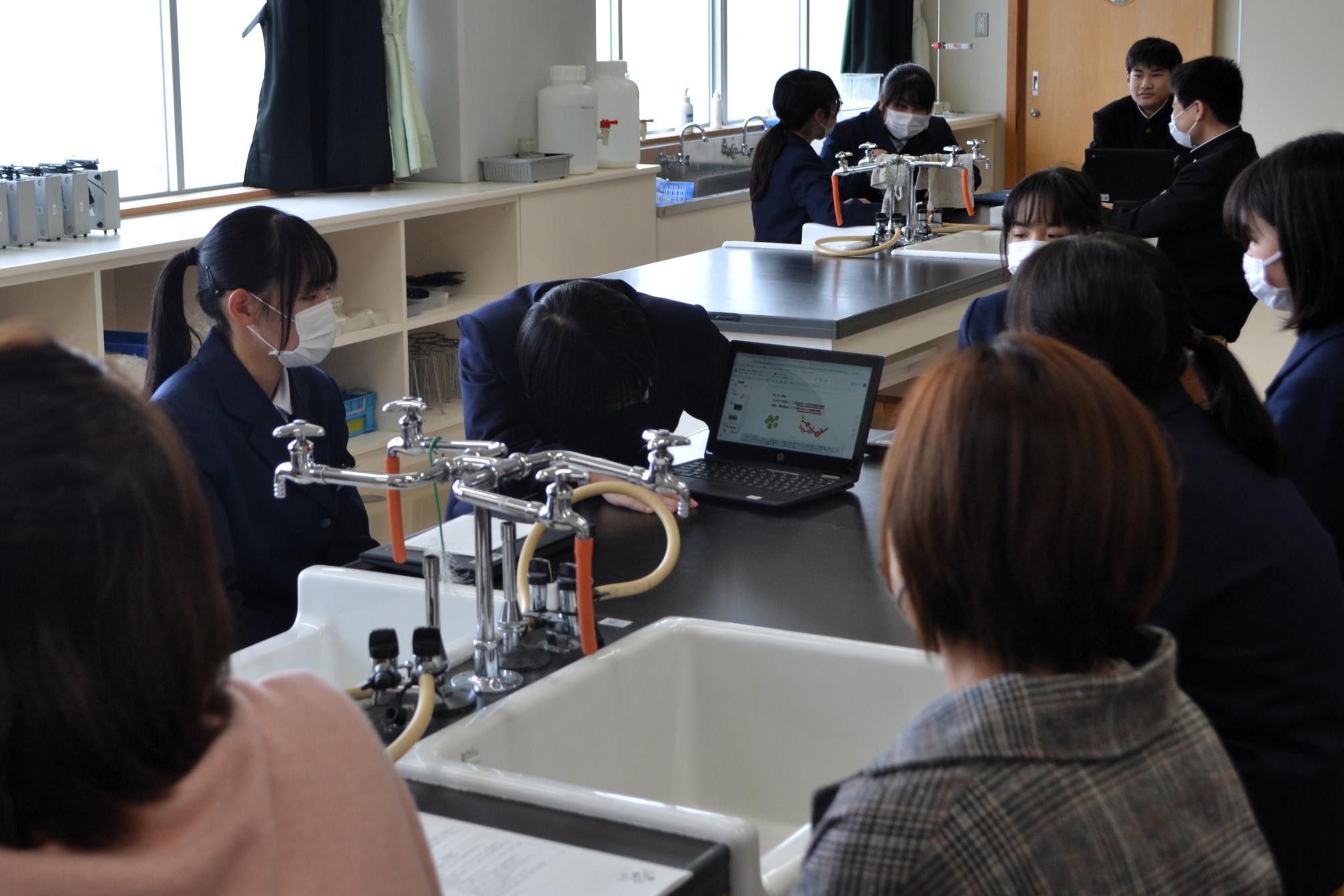 01 １年生は分科会ごとに発表しました