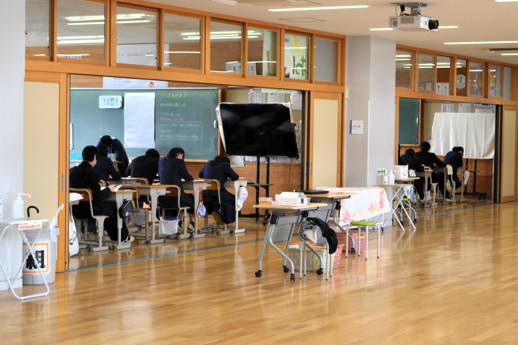 01 １・２年生で実力テストを行っています