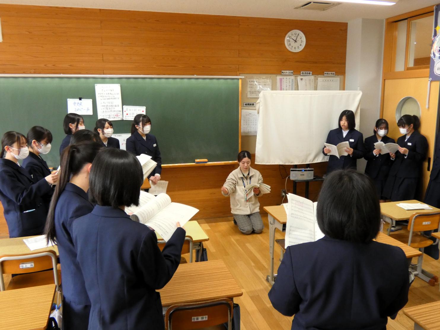01 卒業式に向けて合唱練習が始まりました