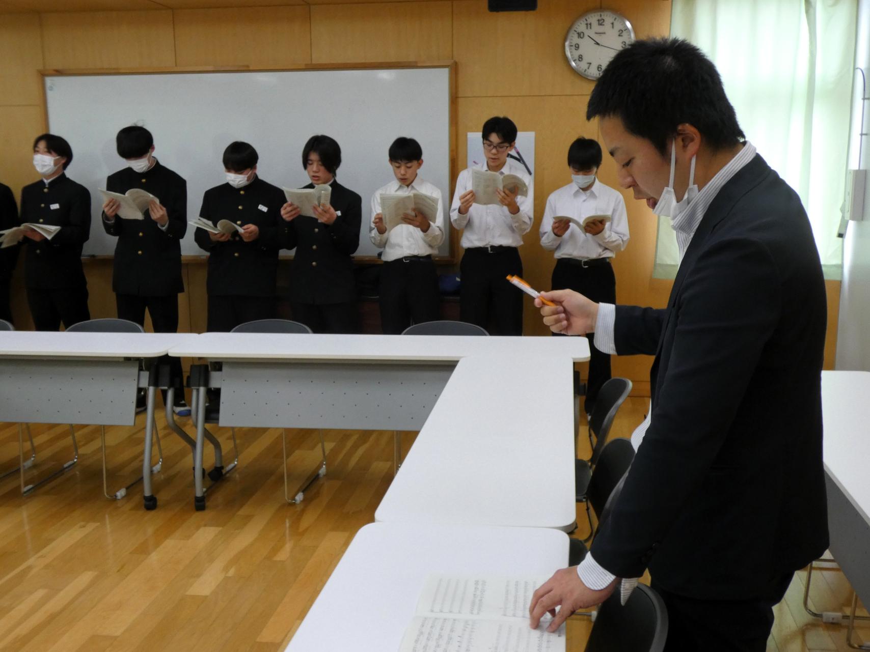 08 バスパートは会議室で練習していました