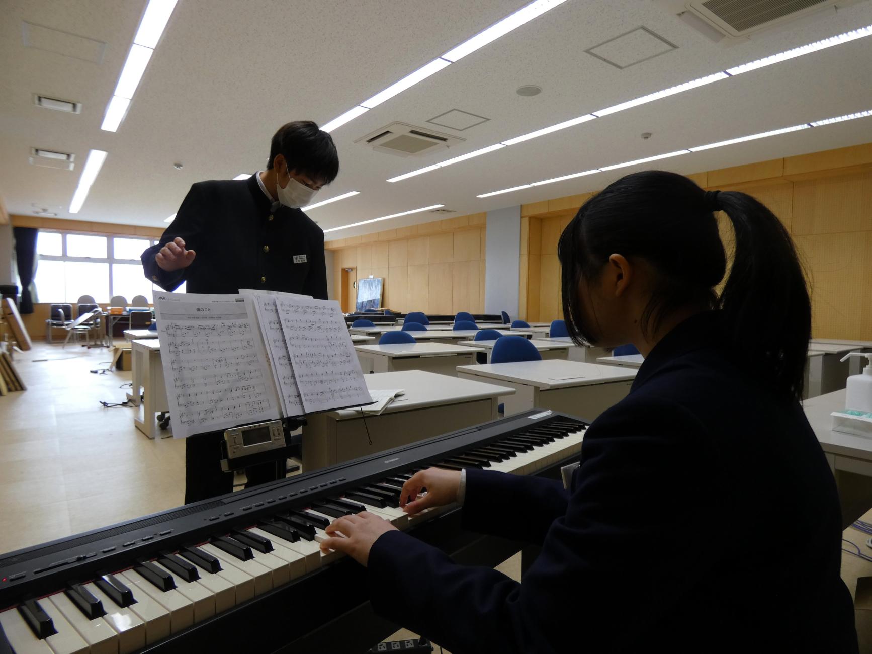 10 伴奏者・指揮者も息を合わせて頑張っています