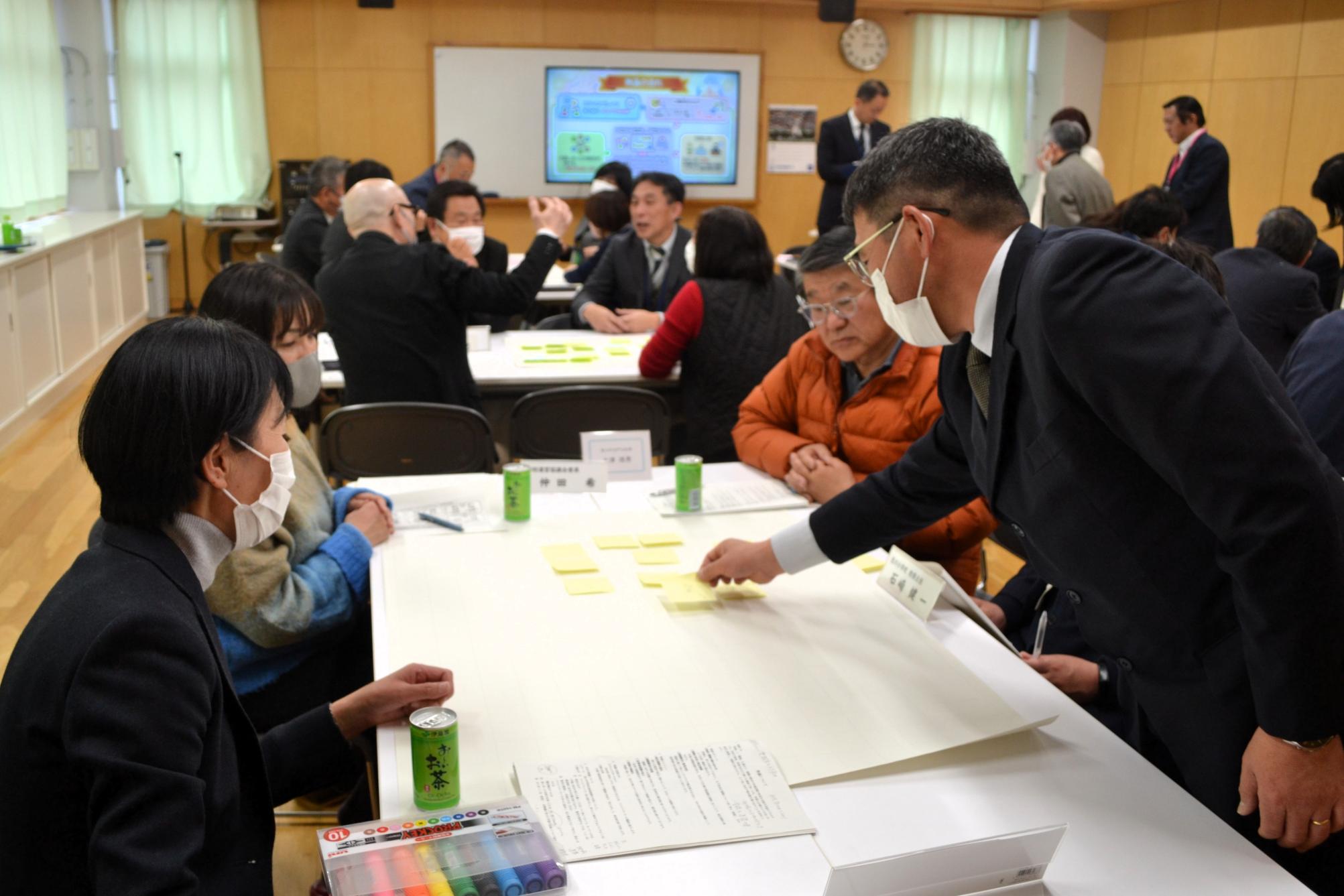 01 見川中学校区の学校運営協議会委員が一堂に会しました