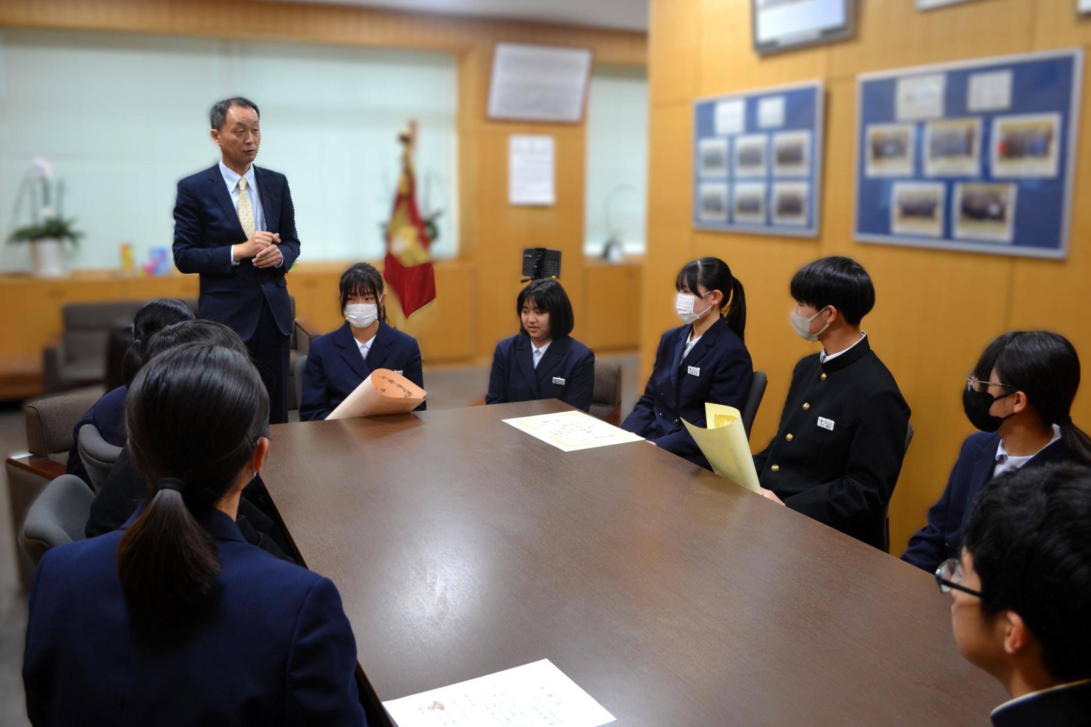 03 表彰式後、代表生徒と懇談しました