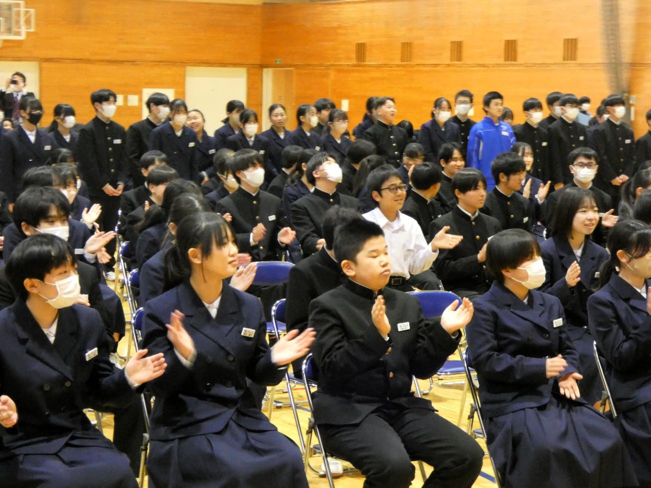 10 ３年生も歌に合わせて手拍子をしてくれました