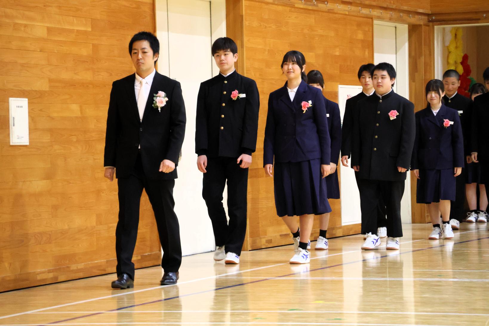 担任の先生を先頭に入場です