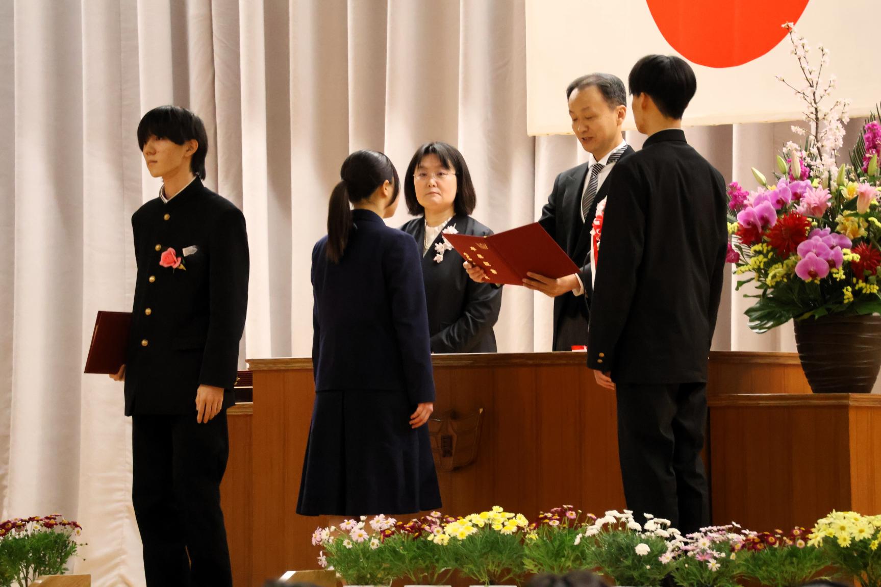ひとりひとり堂々と証書を受け取りました