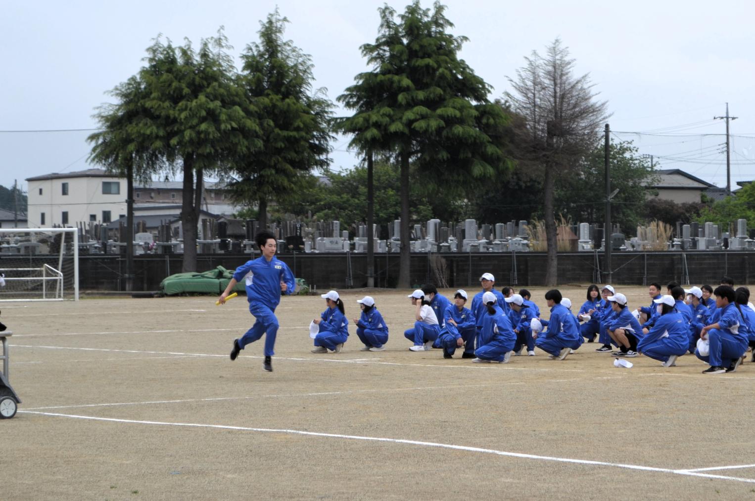 03 リレーの練習をしていました（３年）