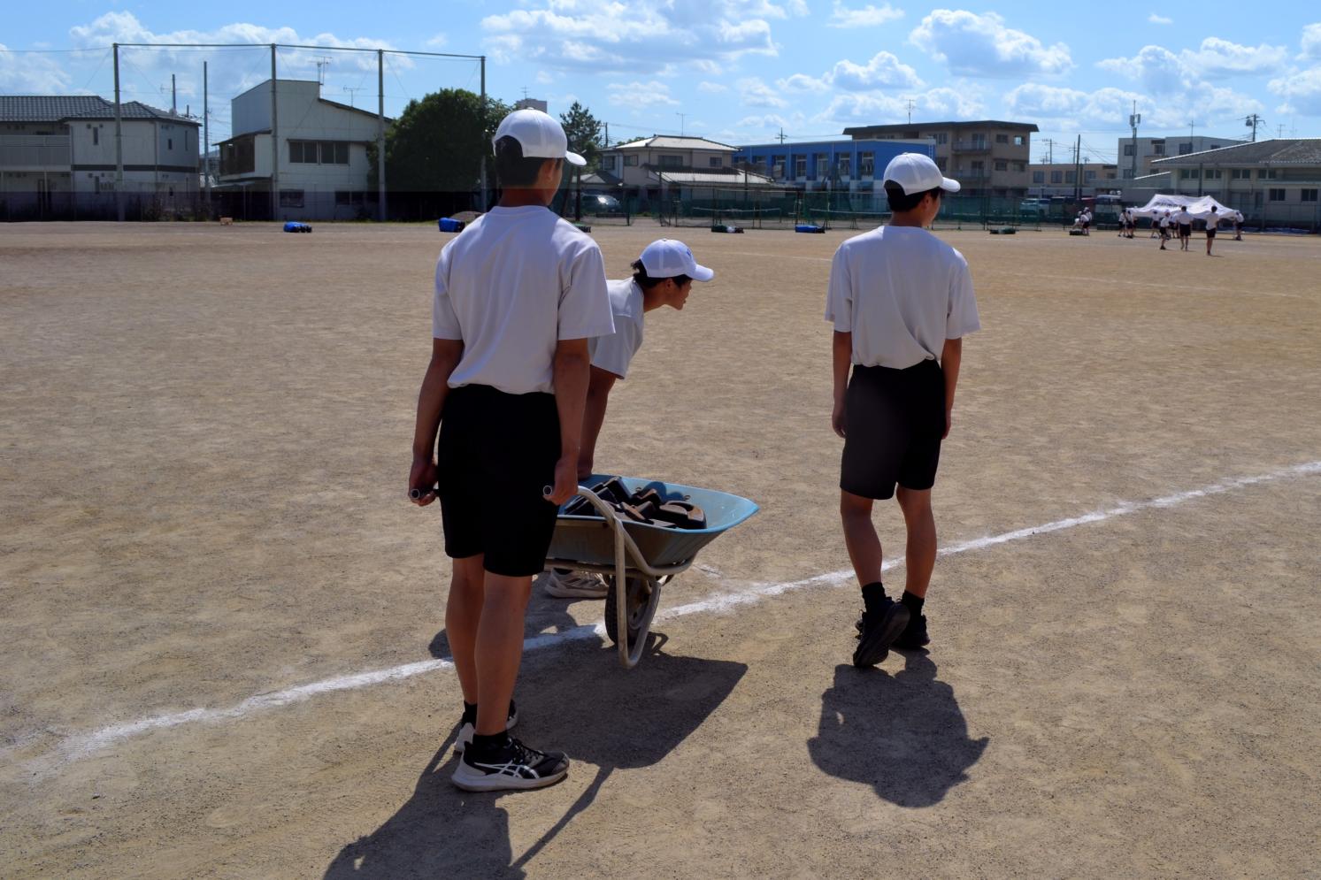 05 テント用の重しを運んでいます