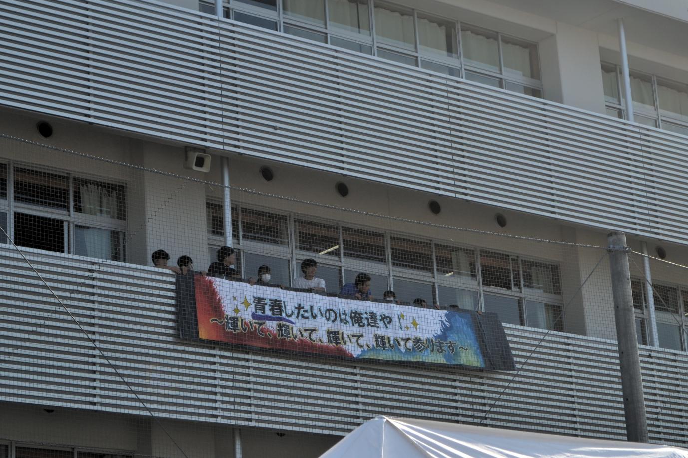 03 美術部制作のスローガンを掲げる生徒会役員のみなさん