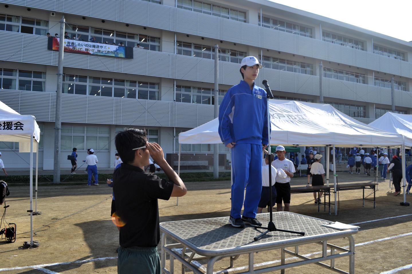 04 開会式のリハーサルをする実行委員長さん