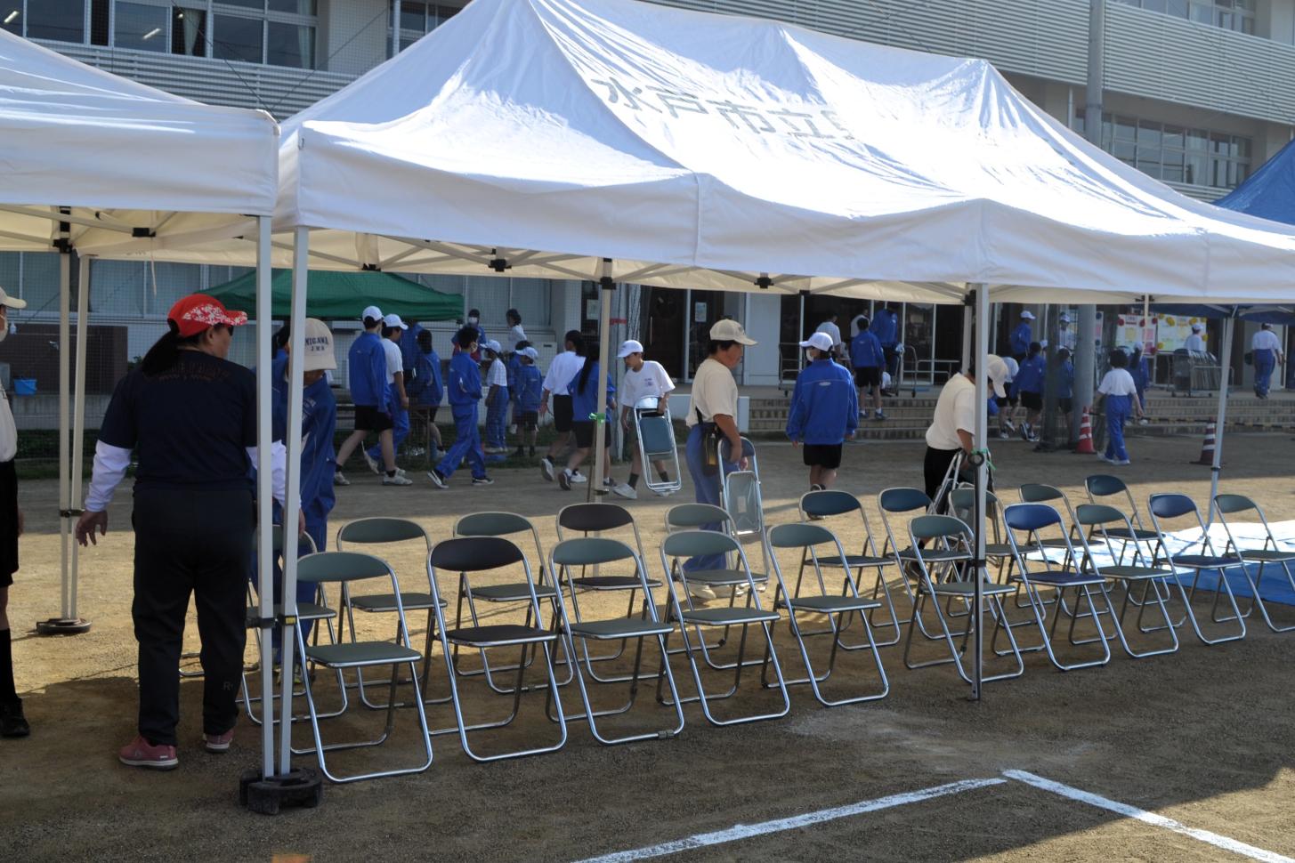 05 敬老席・地域席を準備する１年生