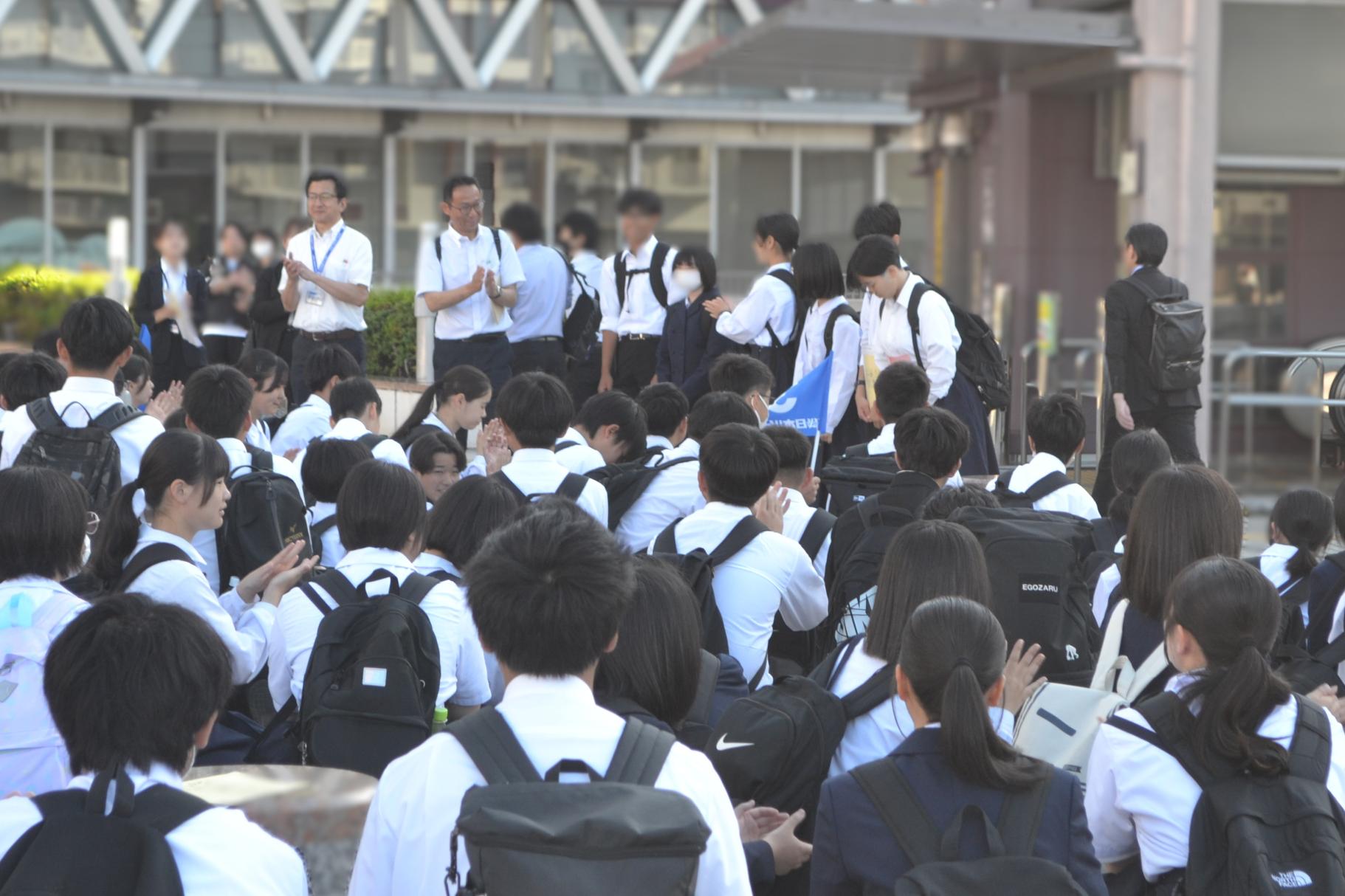 05 出発式が終わり、乗車まで待機です
