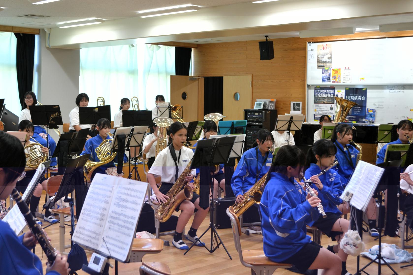 05 吹奏楽部も基礎練習に励んでいました