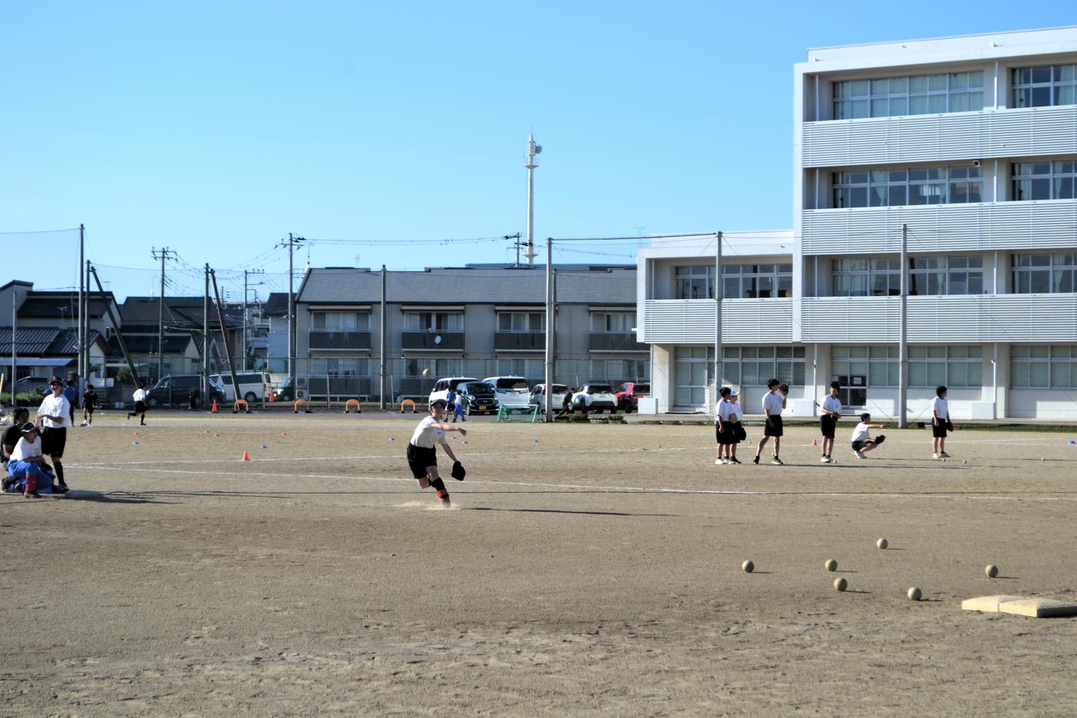 07 ソフトボール部、どの部も基礎を確認しています