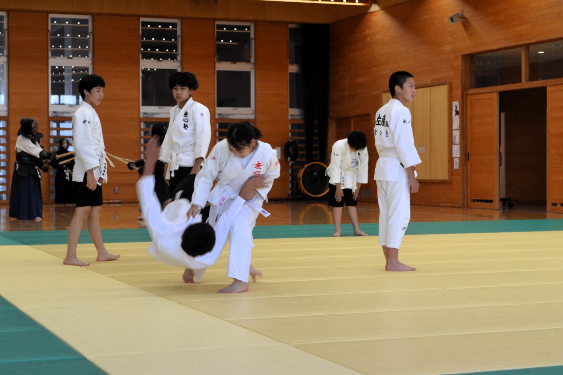 10 柔道部は礼儀も練習中