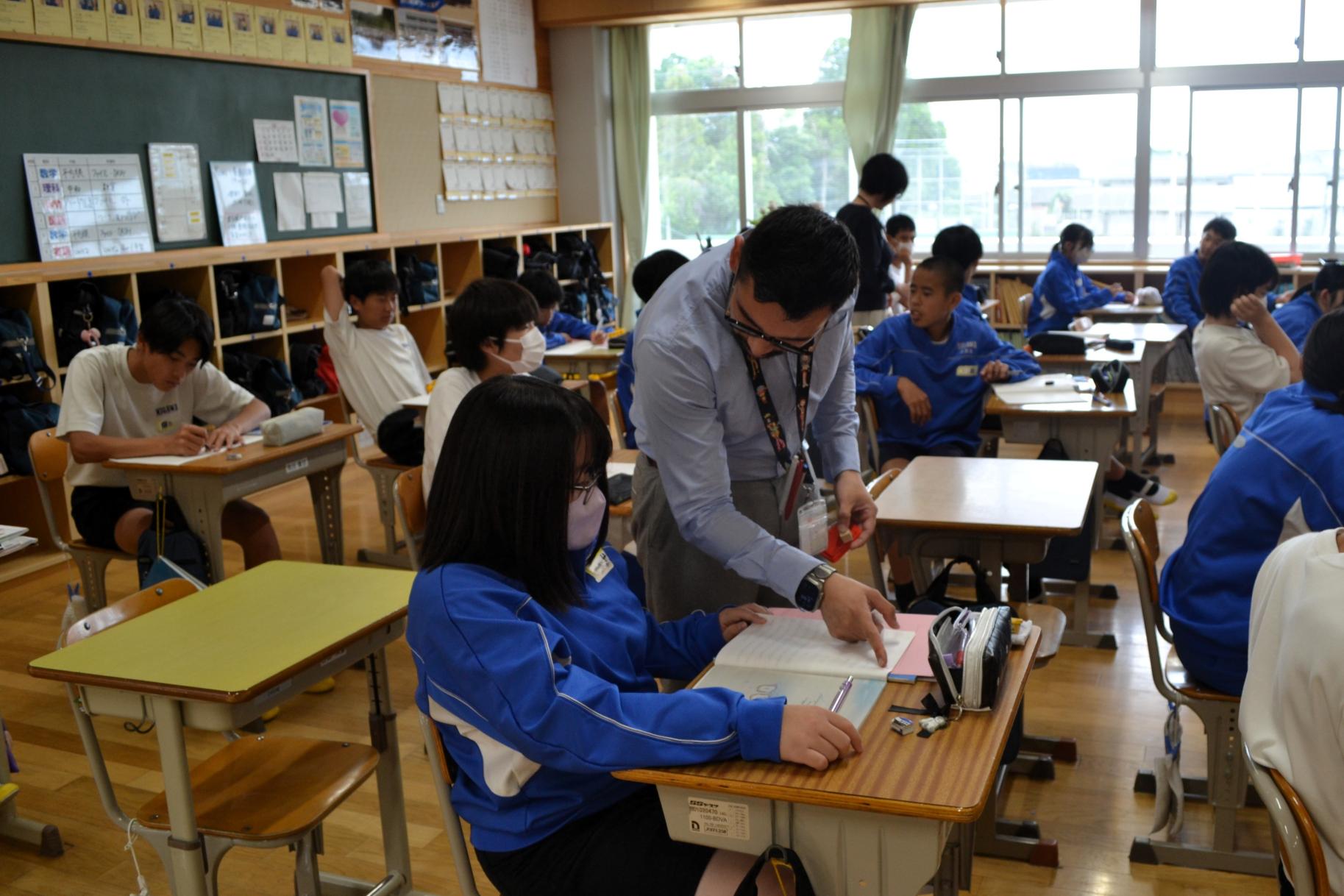 03 AETの先生に英作文を確認していただいています