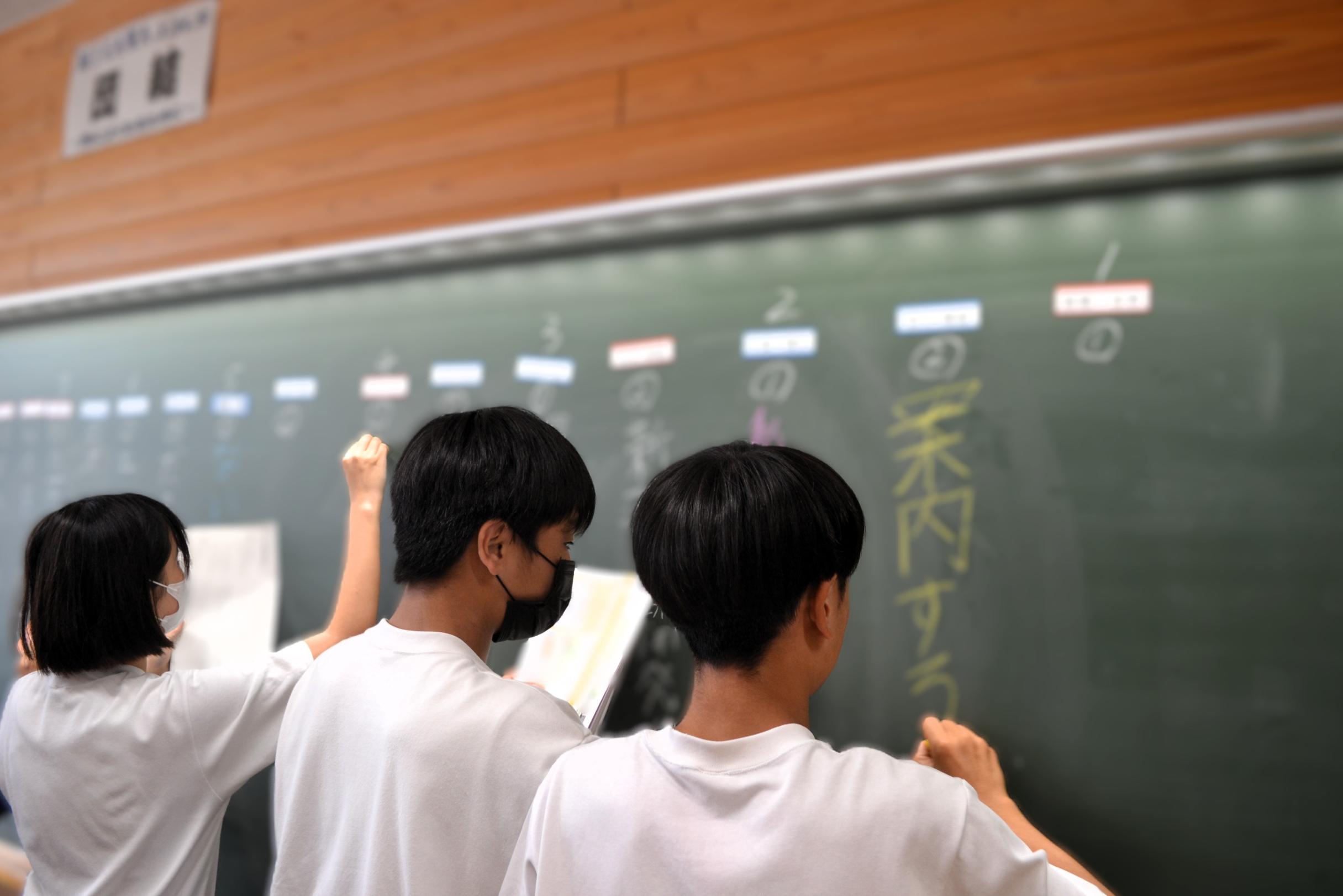 04 国語科で答え合わせをしています